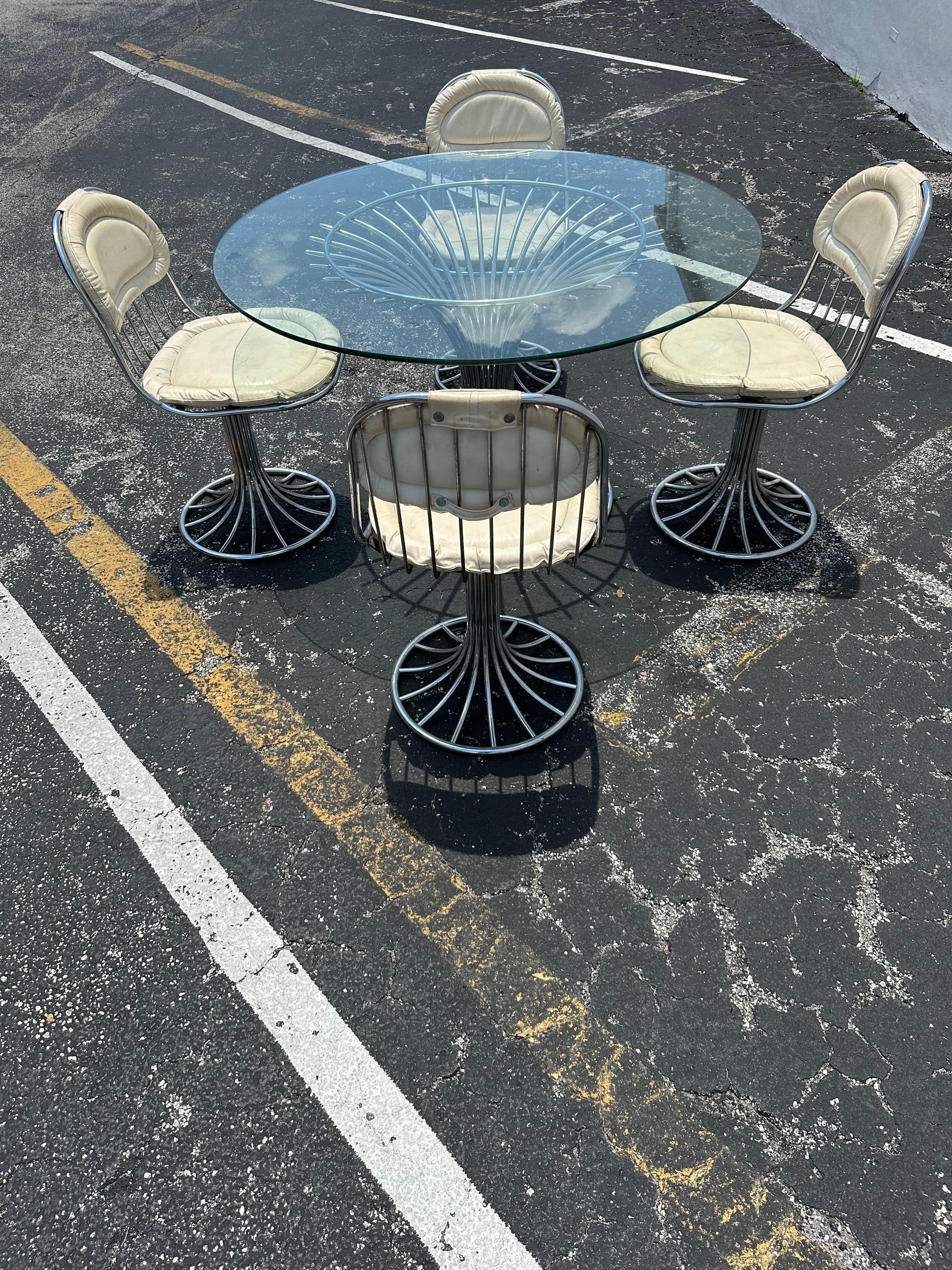 Acier Chaises pivotantes blanches en acier et verre des années Whiting Table de salle à manger, ensemble de 5 en vente