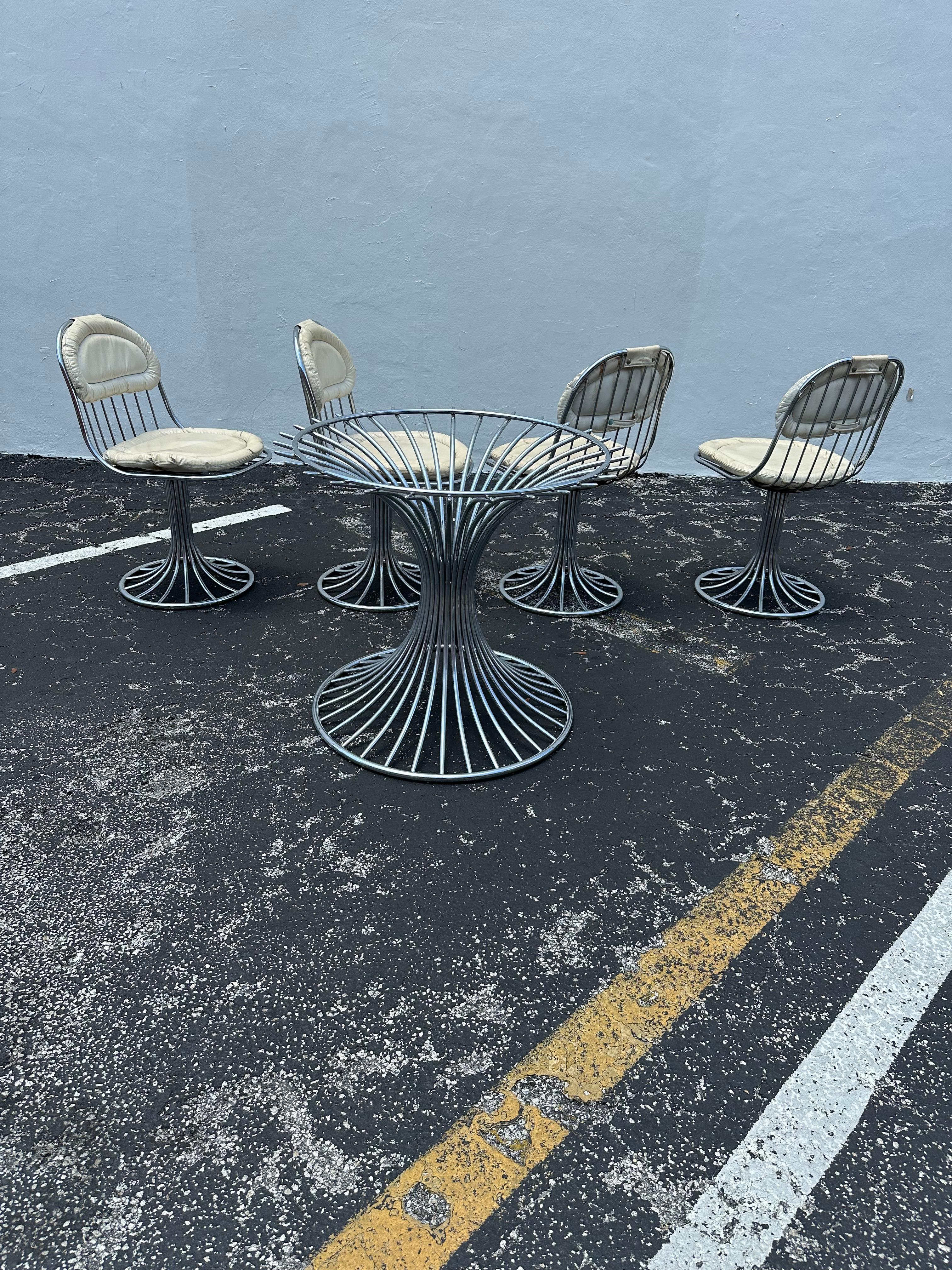 Chaises pivotantes blanches en acier et verre des années Whiting Table de salle à manger, ensemble de 5 en vente 1