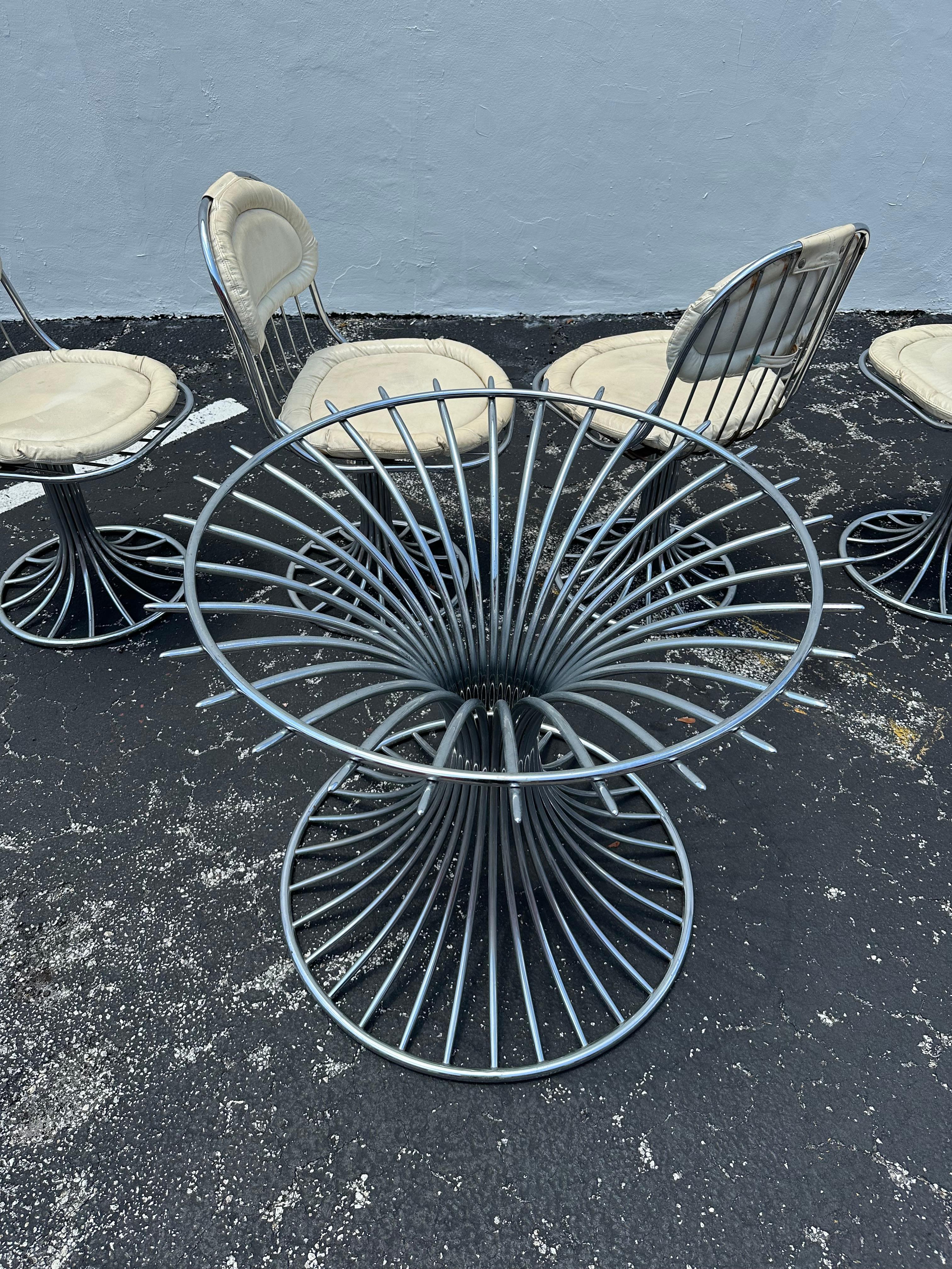 Chaises pivotantes blanches en acier et verre des années Whiting Table de salle à manger, ensemble de 5 en vente 2