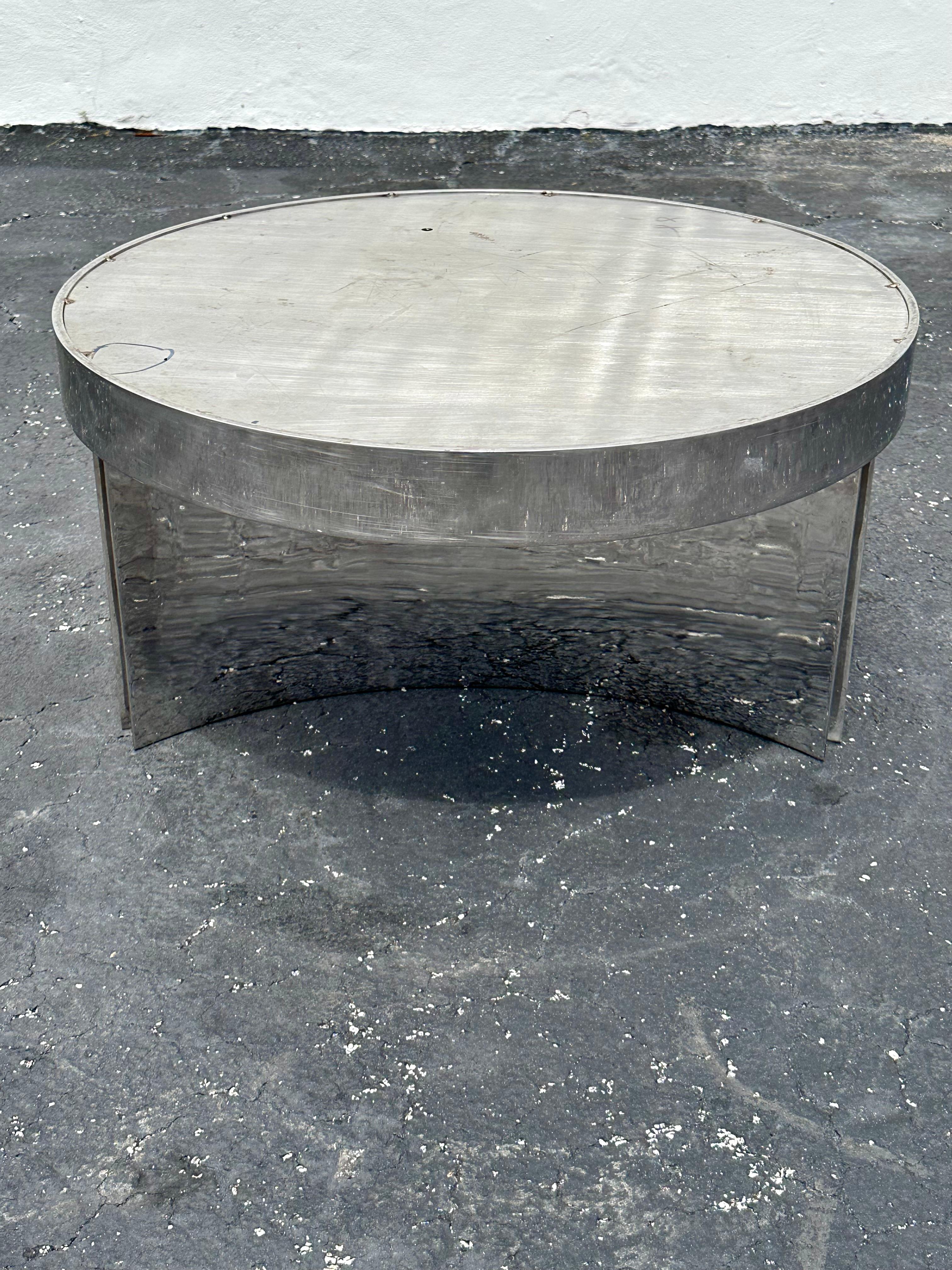 Table basse industrielle circulaire en acier et verre des années 1970 en vente 3
