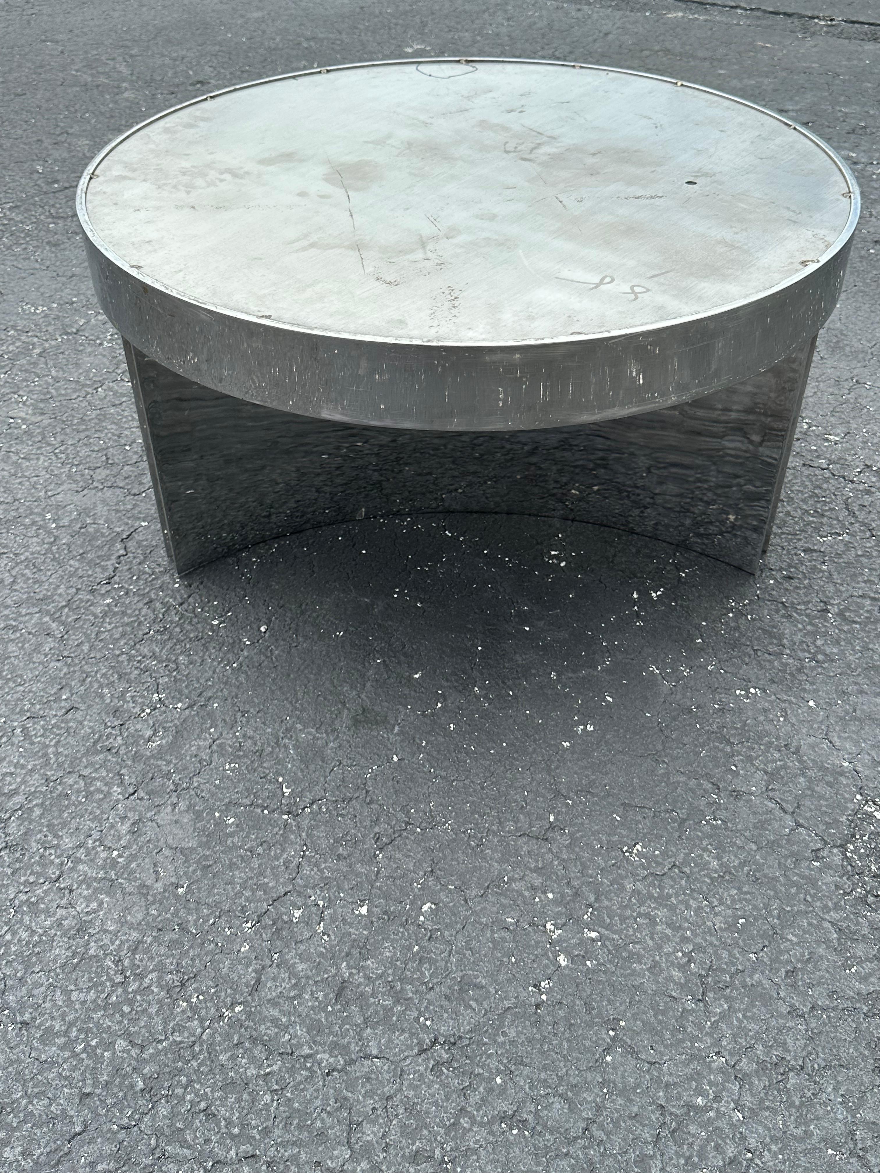 Table basse industrielle circulaire en acier et verre des années 1970 en vente 4