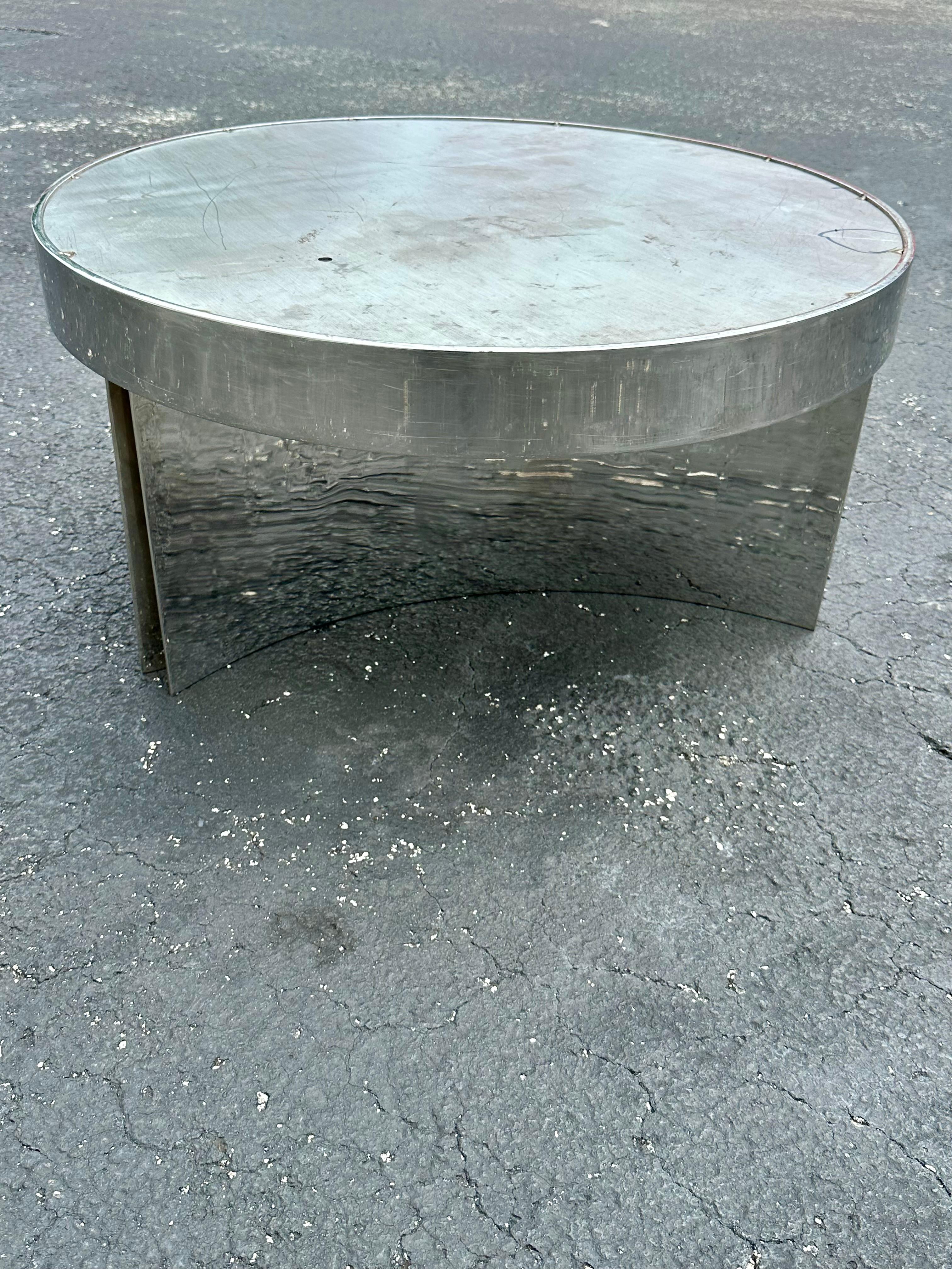 Table basse industrielle circulaire en acier et verre des années 1970 en vente 6