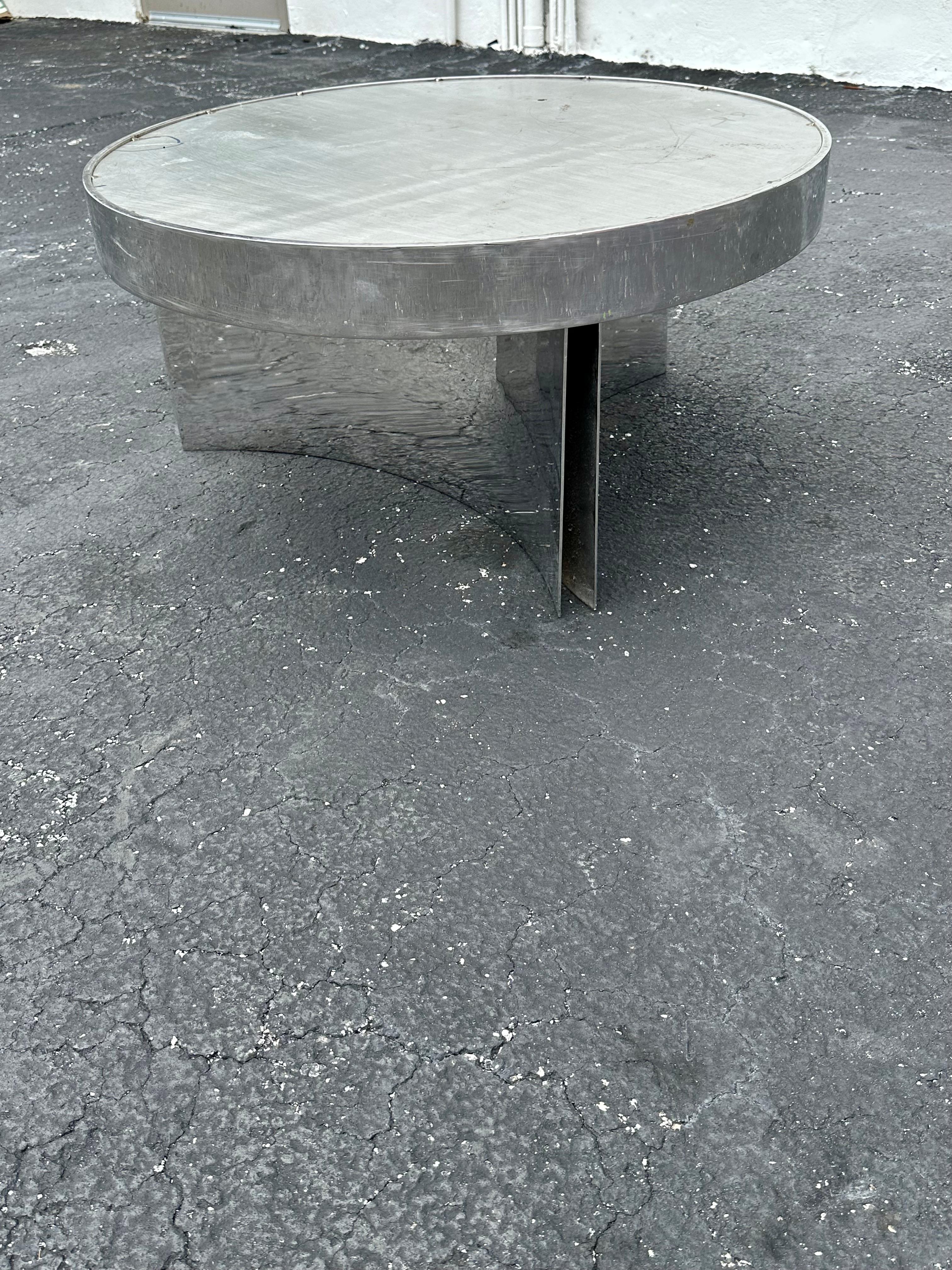 Table basse industrielle circulaire en acier et verre des années 1970 en vente 7