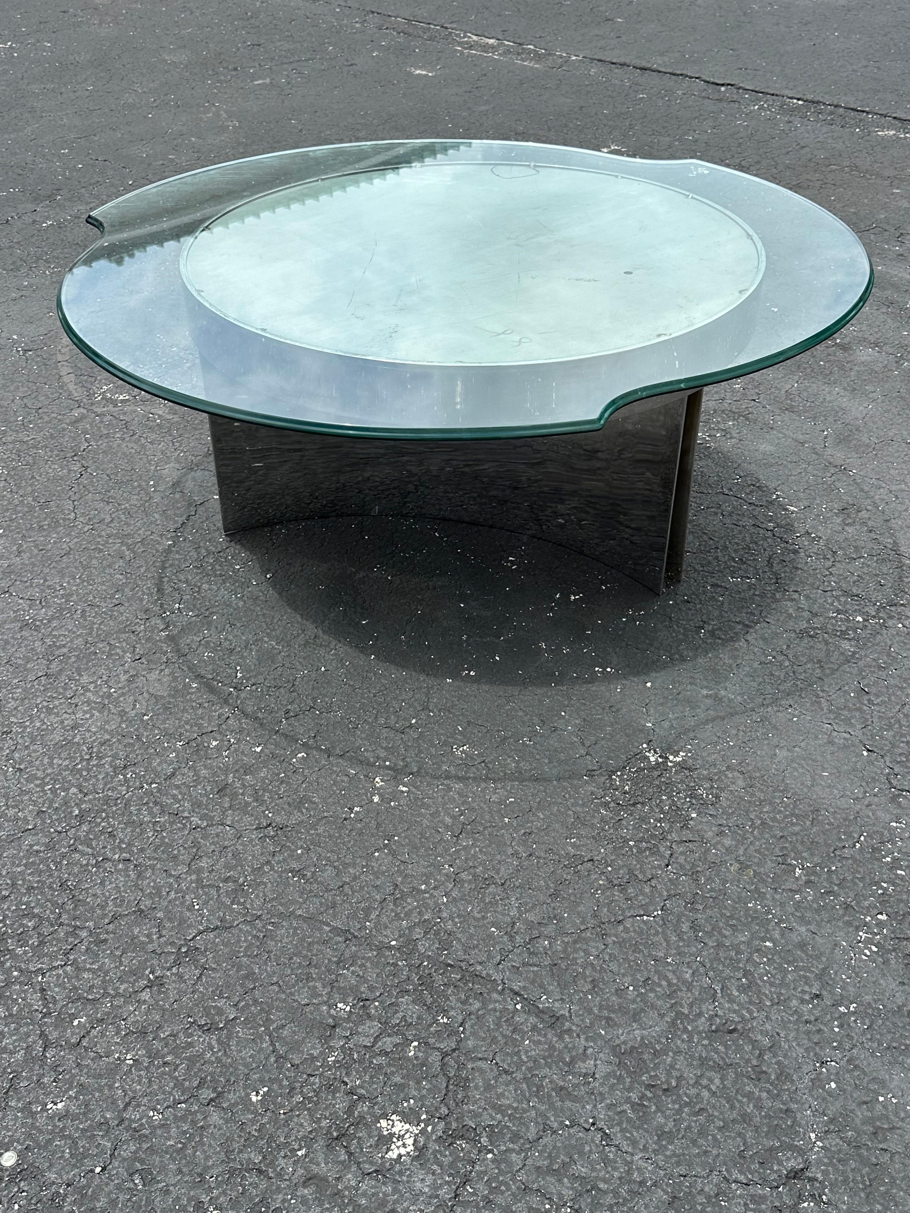 Nous vous proposons ici l'une des tables basses circulaires en acier les plus étonnantes et les plus rares que vous puissiez espérer trouver. Le design est remarquable partout. Cette magnifique table est une pièce d'apparat qui regorge de