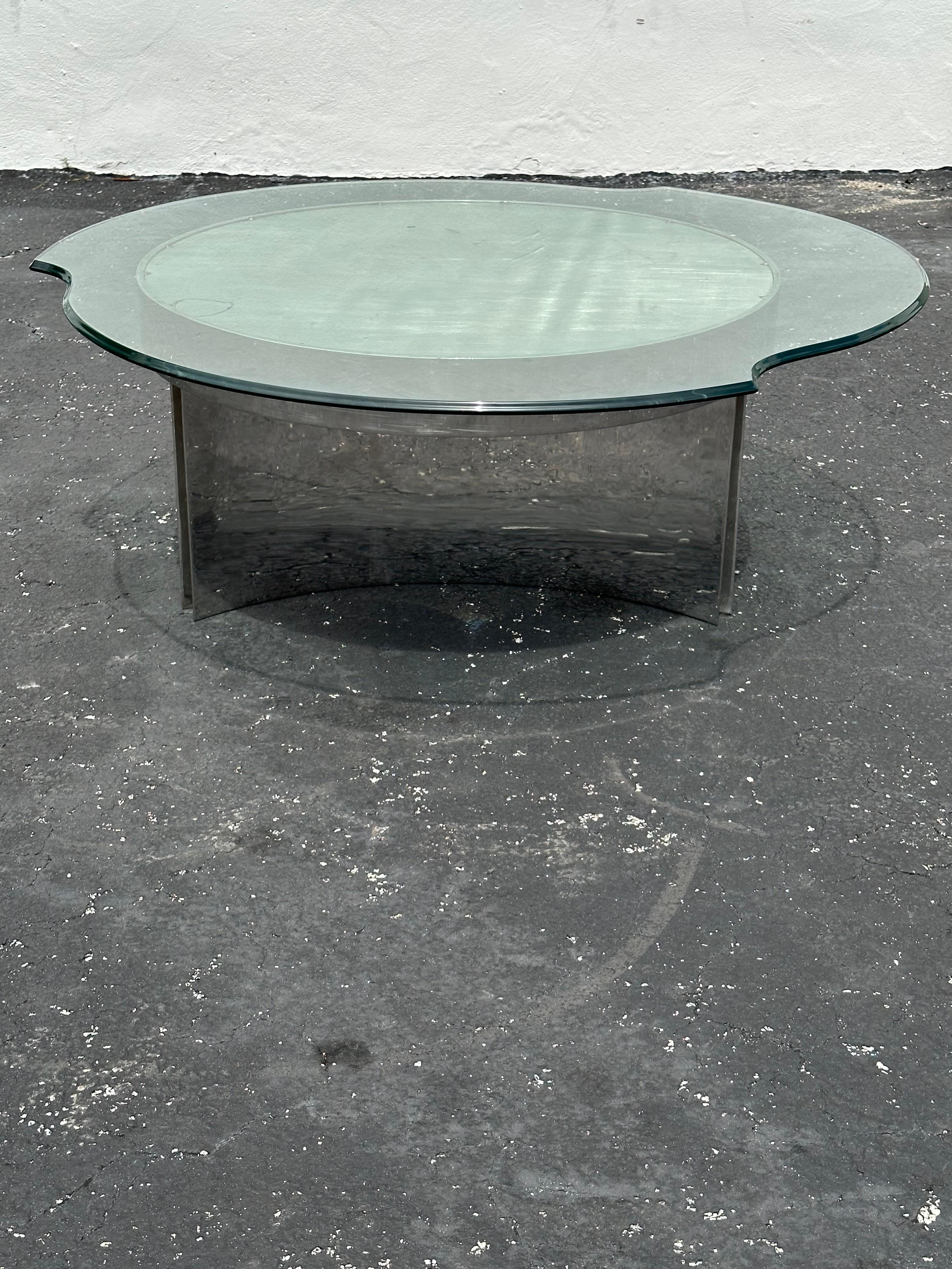 Mid-Century Modern Table basse industrielle circulaire en acier et verre des années 1970 en vente