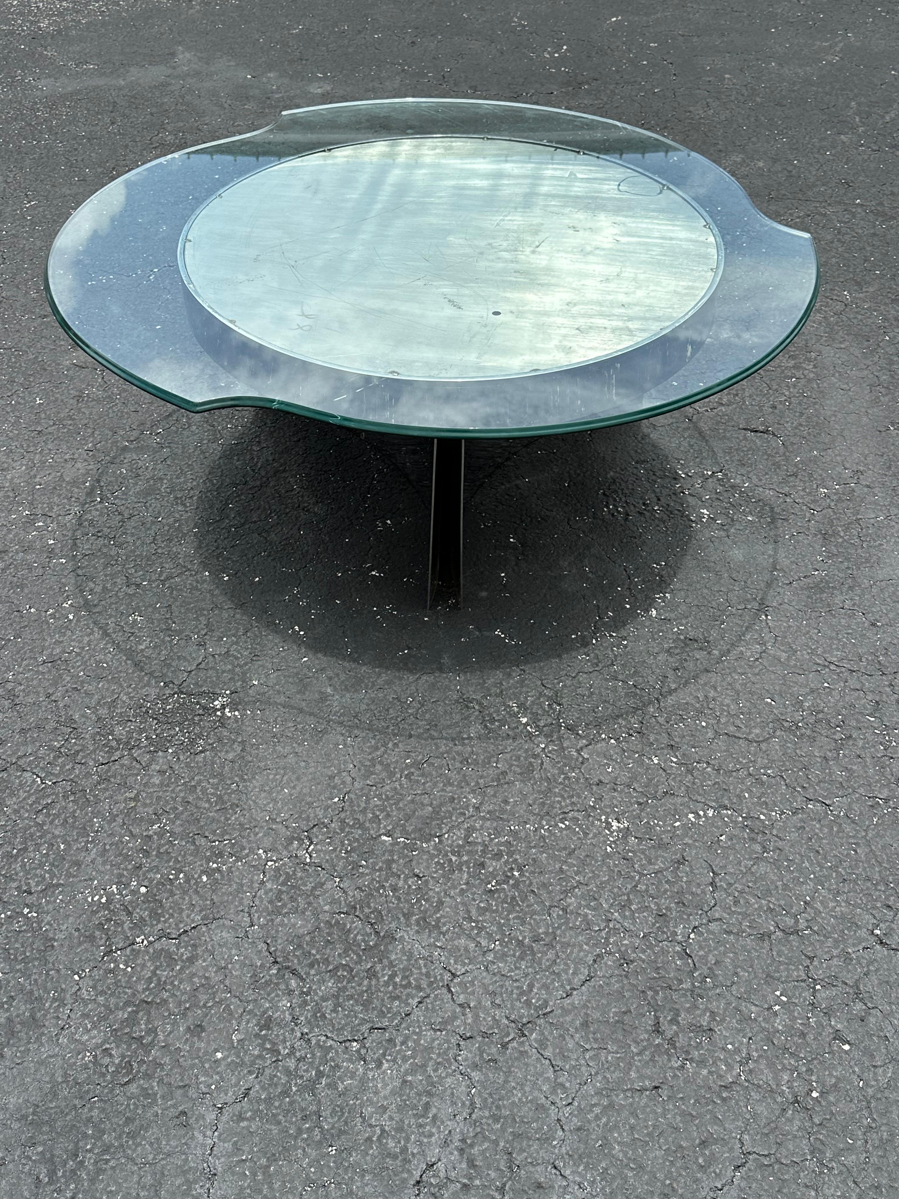 italien Table basse industrielle circulaire en acier et verre des années 1970 en vente