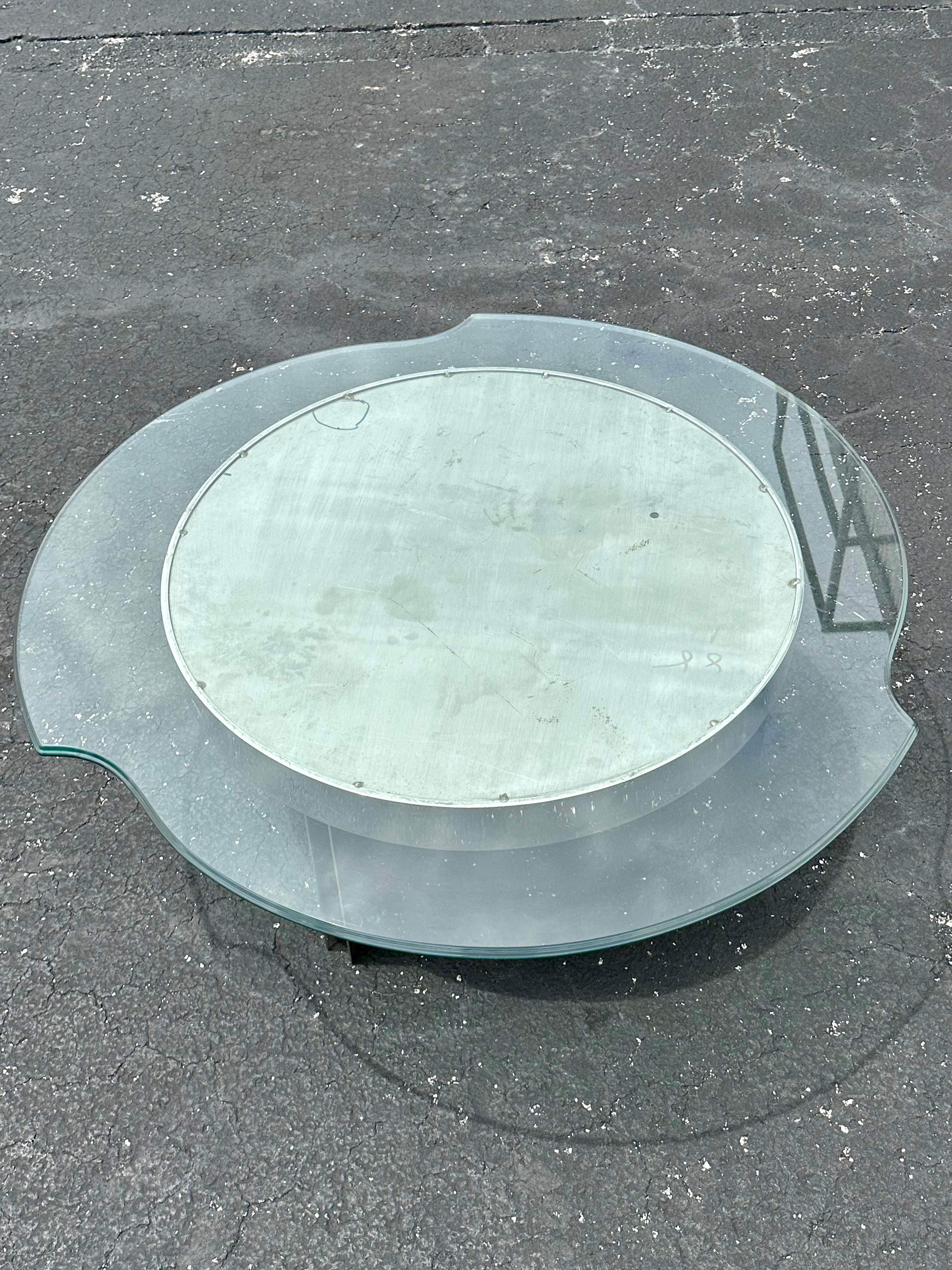 Acier Table basse industrielle circulaire en acier et verre des années 1970 en vente
