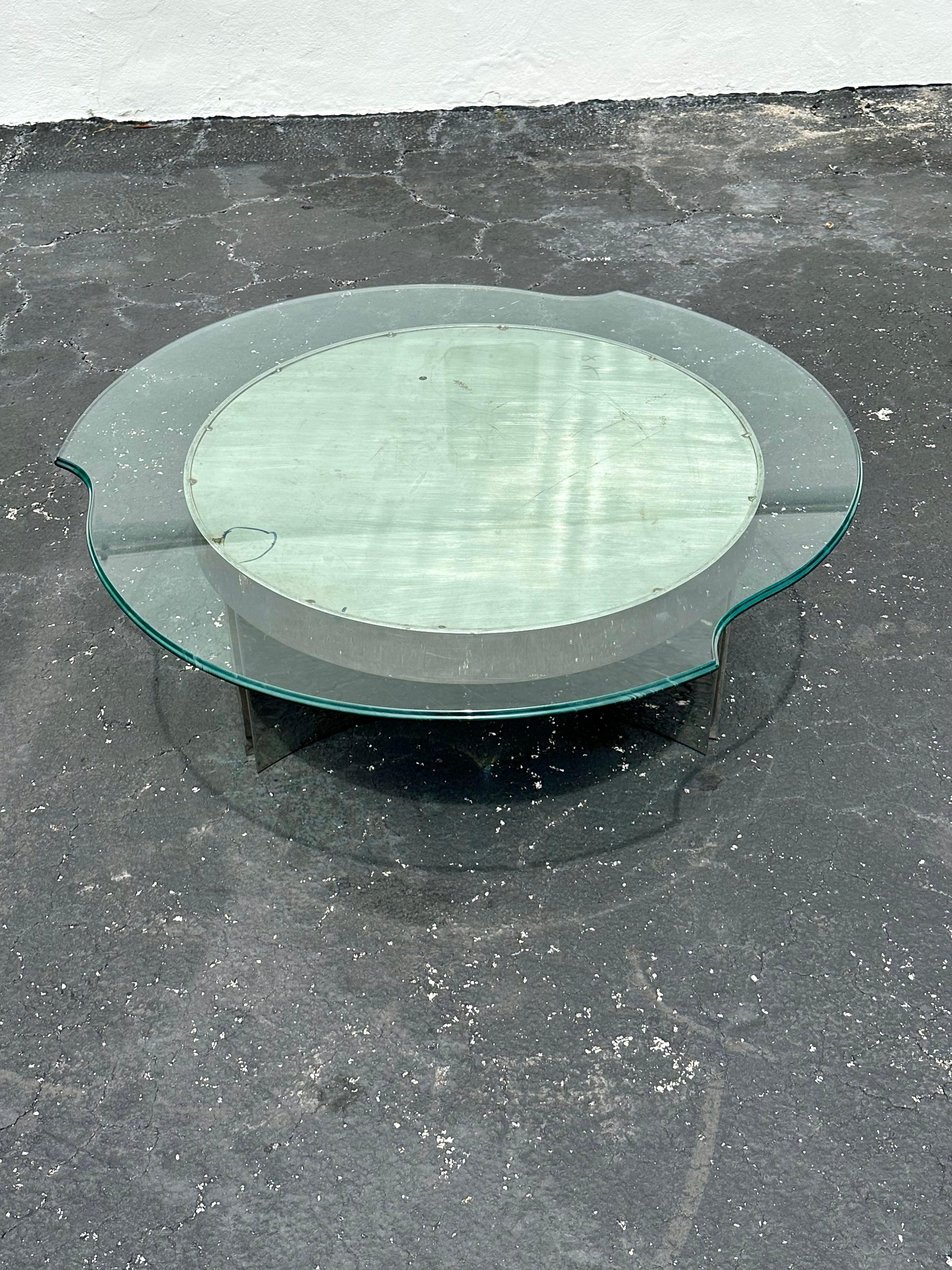 Table basse industrielle circulaire en acier et verre des années 1970 en vente 1