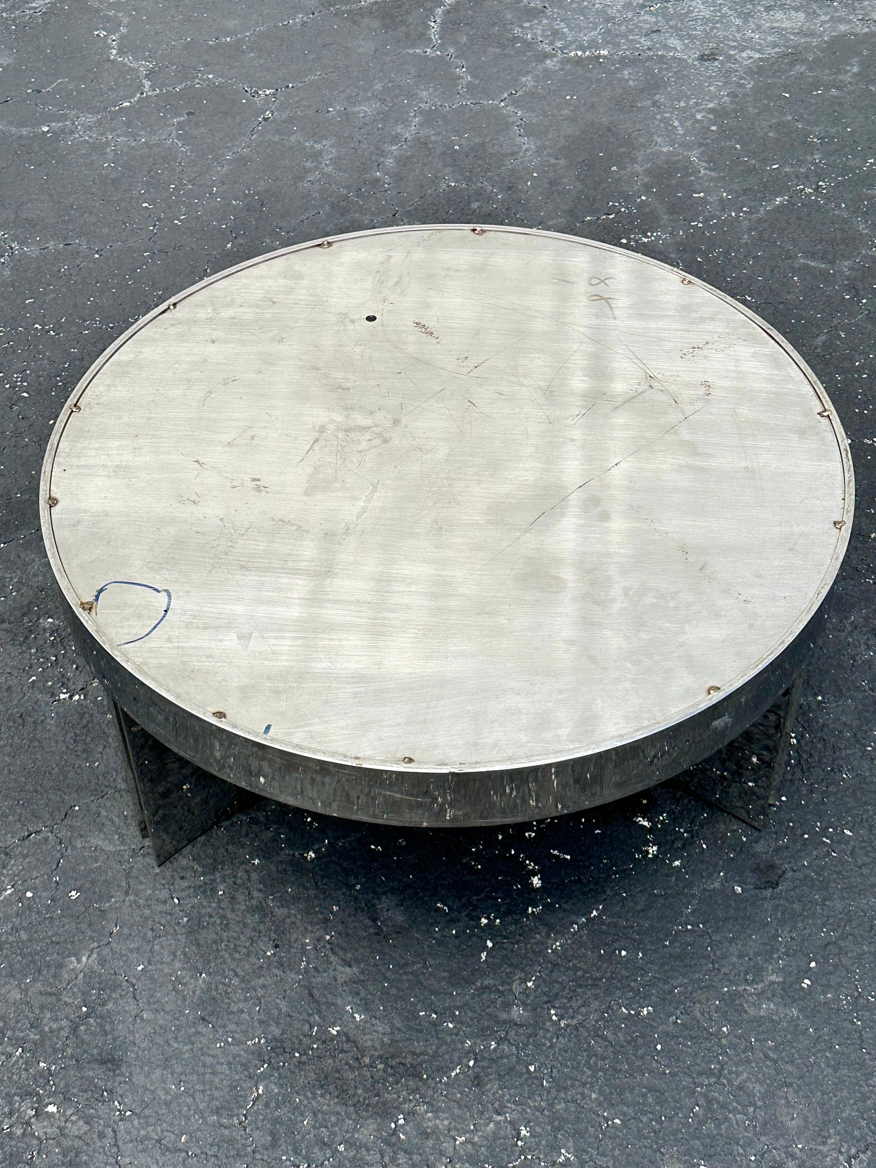 Table basse industrielle circulaire en acier et verre des années 1970 en vente 2