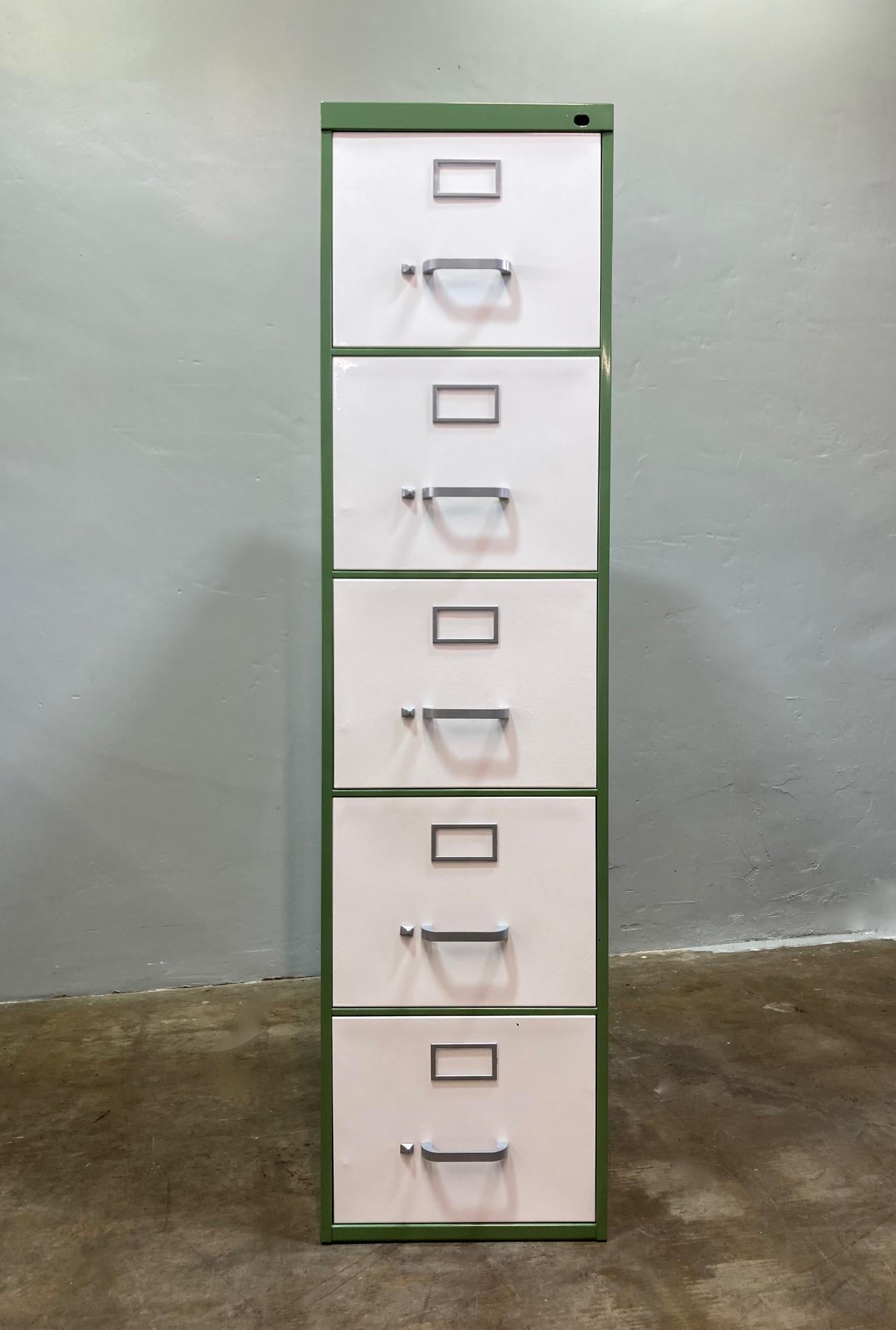 El lujo se une a la utilidad con este archivador vertical de 5 cajones Steelcase de los años 70, recién barnizado en verde salvia y pintura en polvo crema. Dale a tu oficina un toque de mediados de siglo.

15