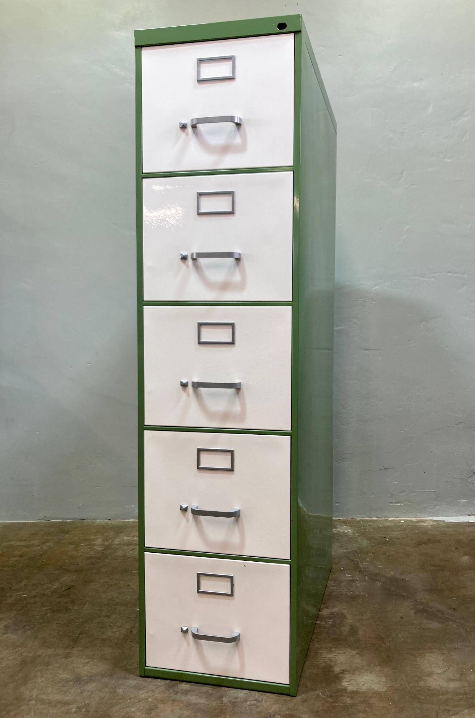 Archivador vertical de 5 cajones SteelCase de los años 70 - Repintado en verde y crema Estadounidense en venta