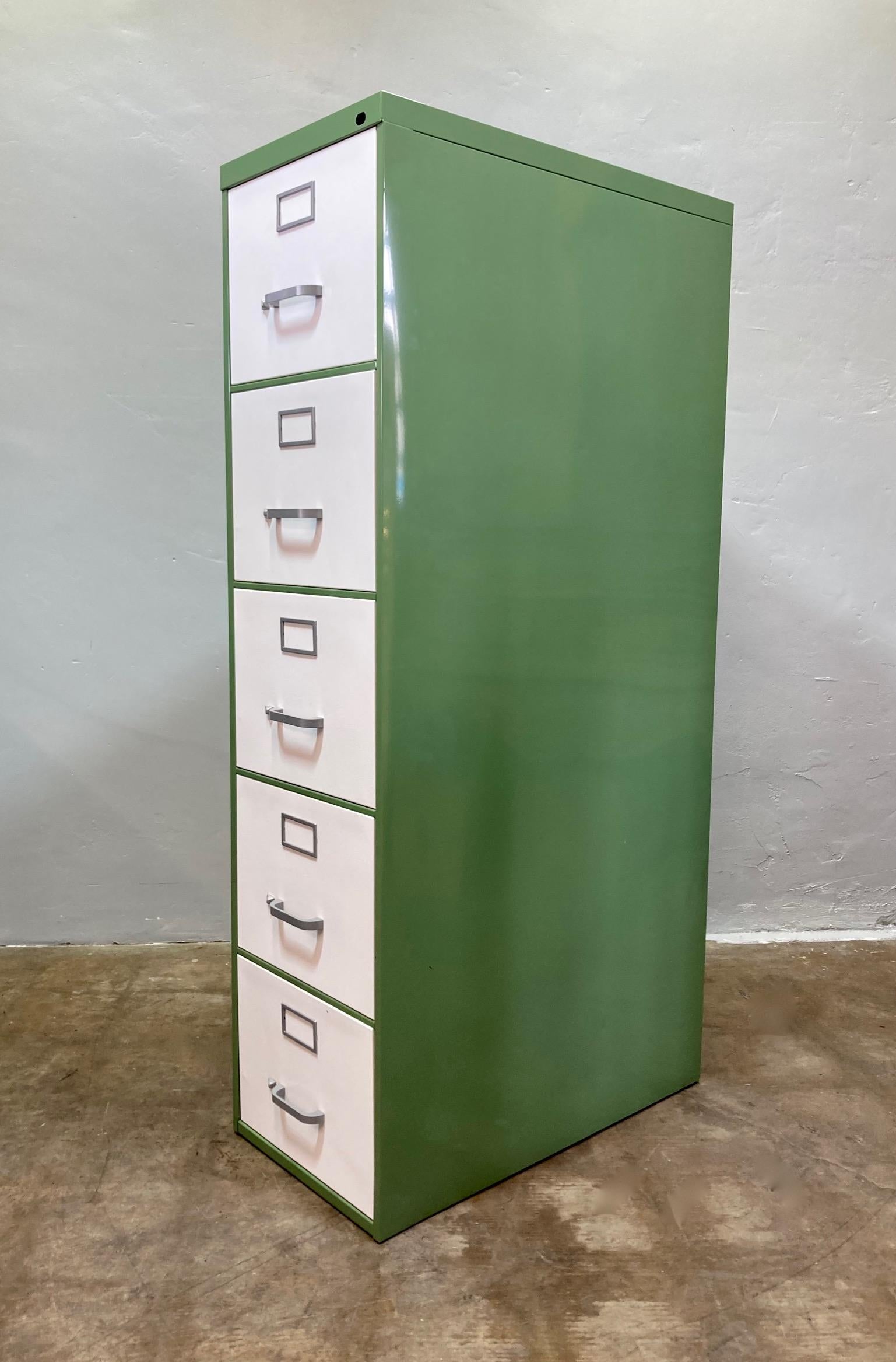 Archivador vertical de 5 cajones SteelCase de los años 70 - Repintado en verde y crema en Bueno estado para la venta en Alhambra, CA