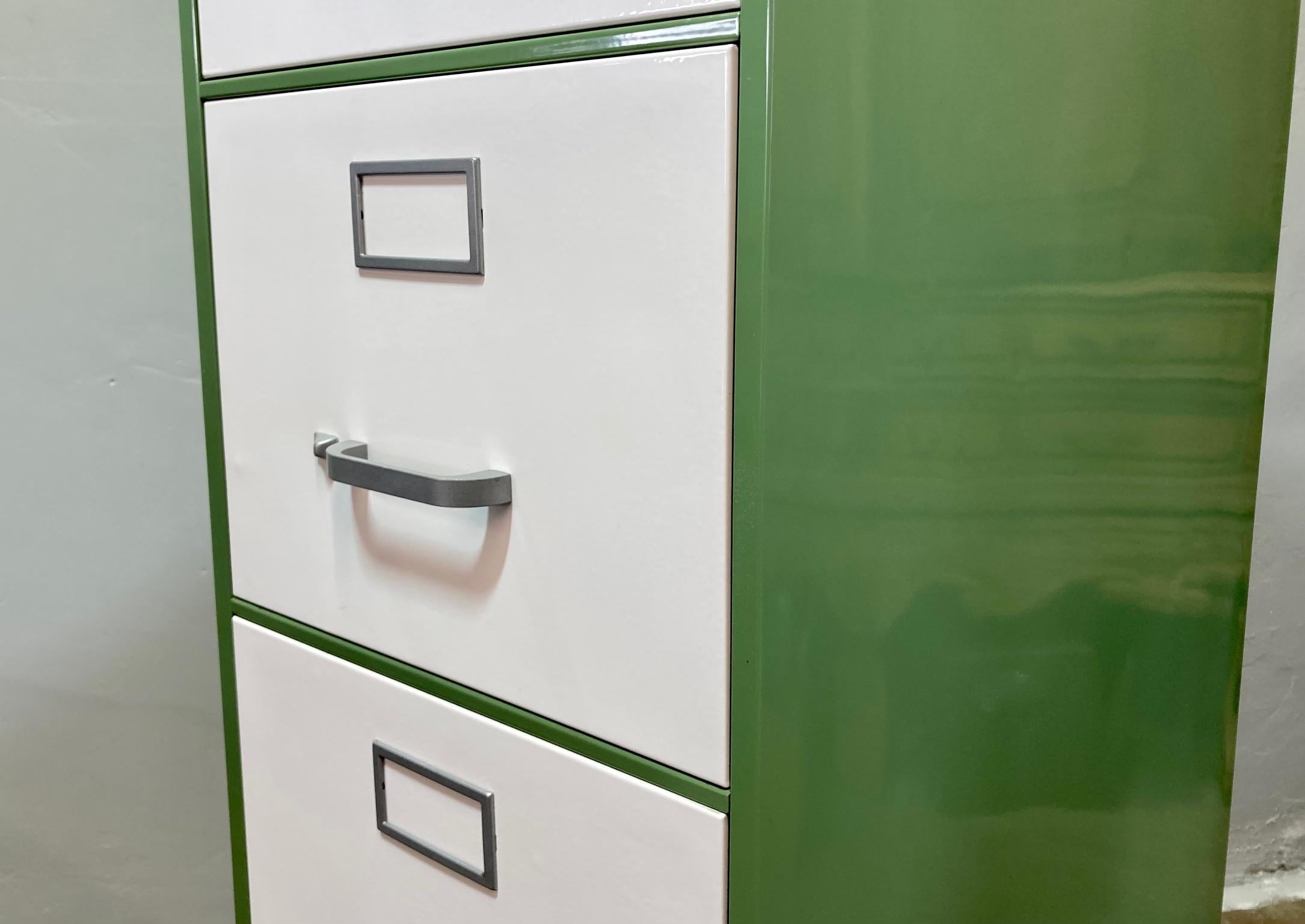 Archivador vertical de 5 cajones SteelCase de los años 70 - Repintado en verde y crema siglo XX en venta
