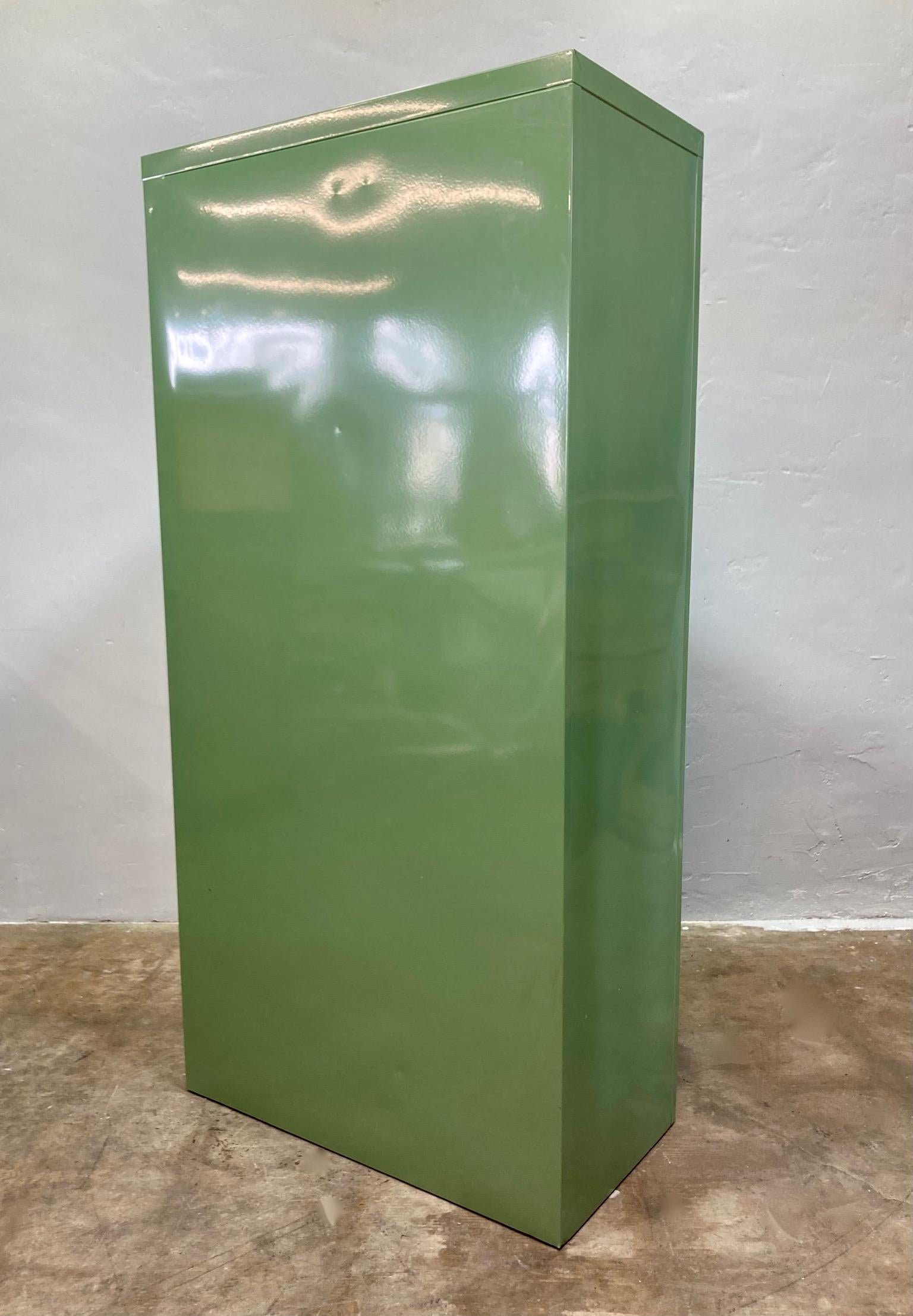 Archivador vertical de 5 cajones SteelCase de los años 70 - Repintado en verde y crema Acero en venta