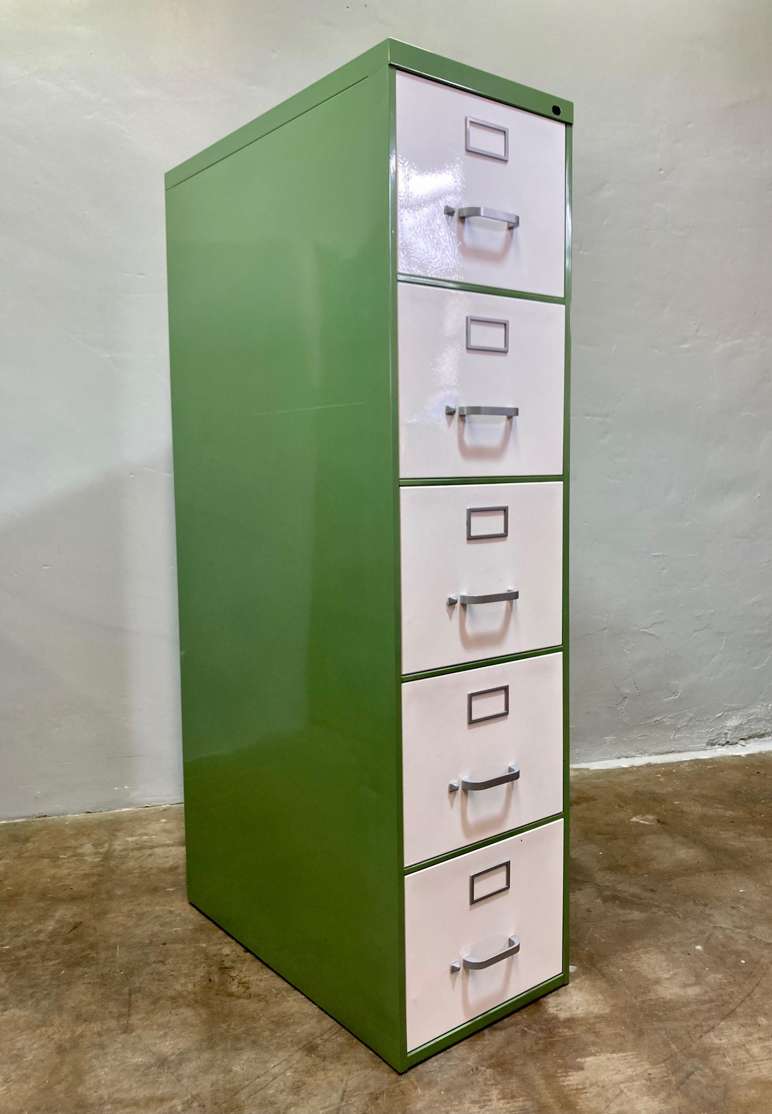 Archivador vertical de 5 cajones SteelCase de los años 70 - Repintado en verde y crema en venta 1