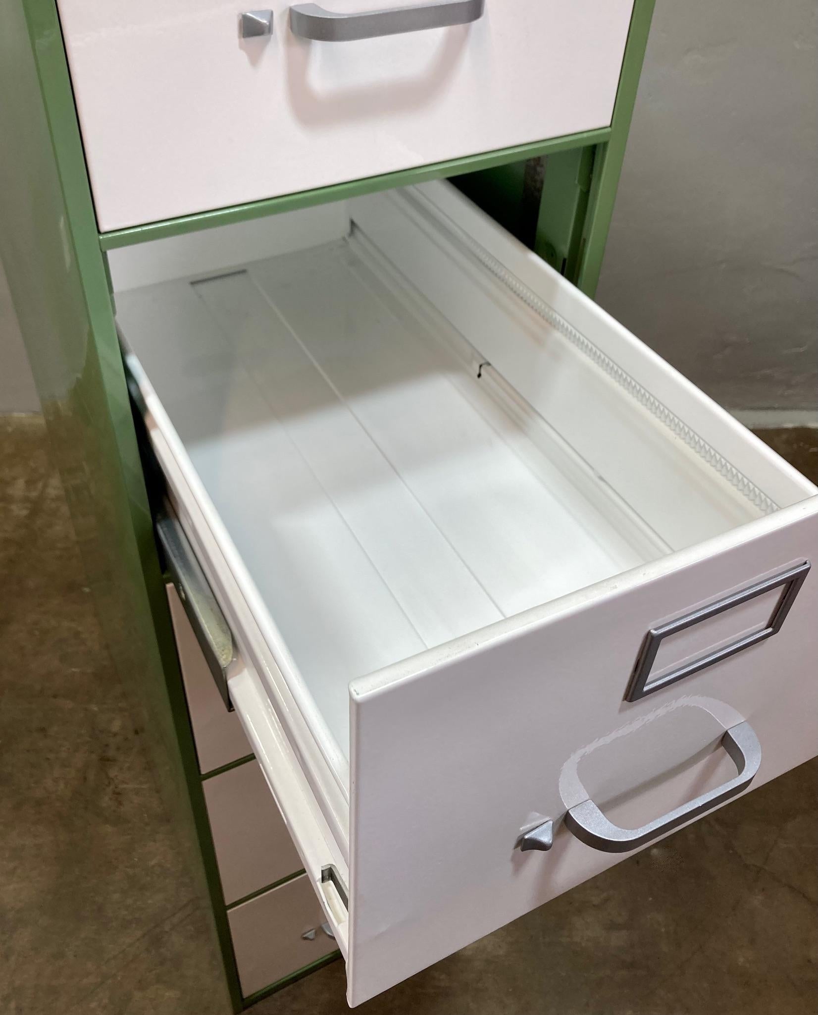 Archivador vertical de 5 cajones SteelCase de los años 70 - Repintado en verde y crema en venta 2