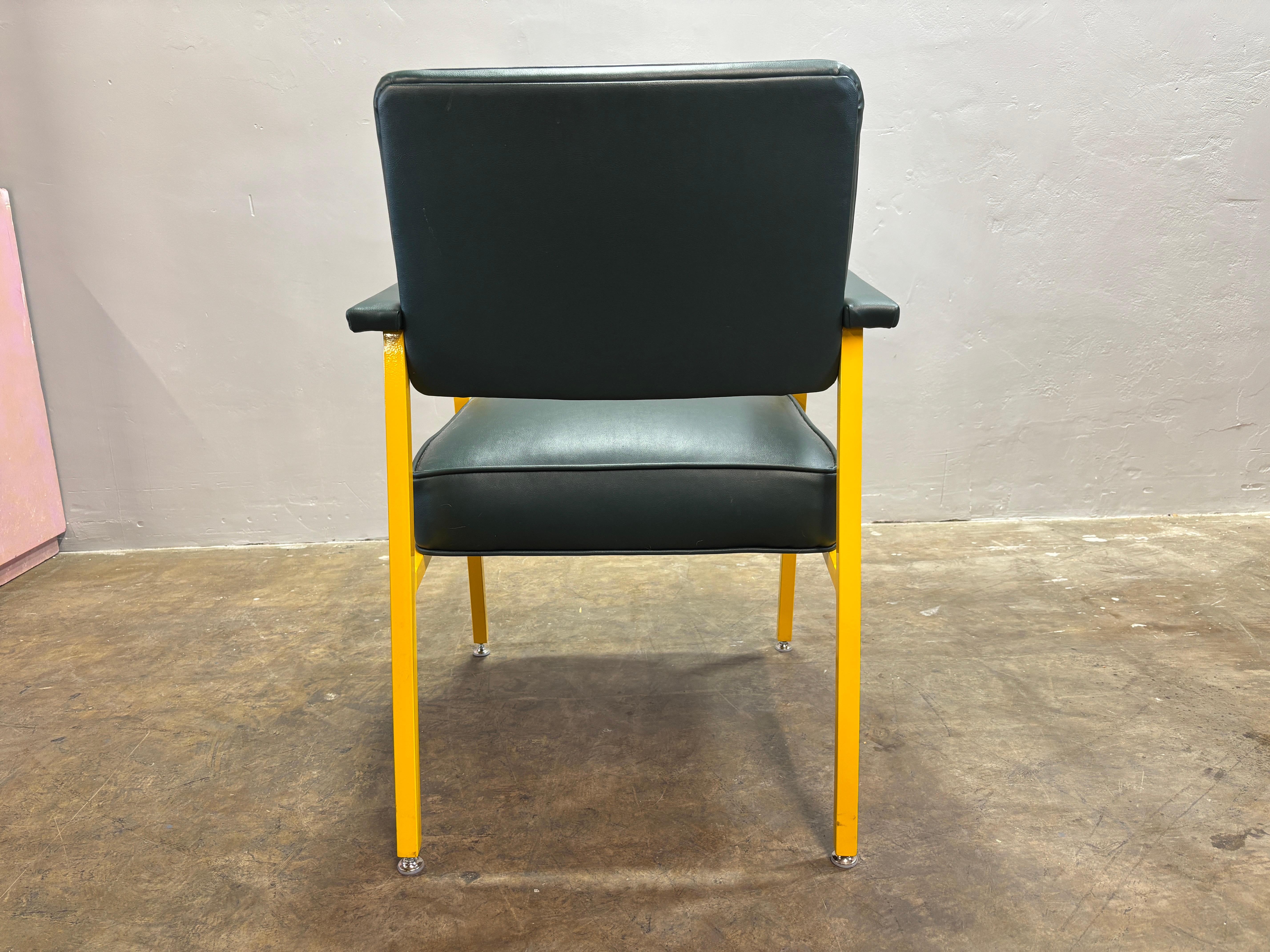 Poltrona Steelcase degli anni '70. Rifinito con vinile verde retrò e telaio giallo verniciato a polvere.  Costruito per durare! Perfetto per tutti i fan dei Packers!

23