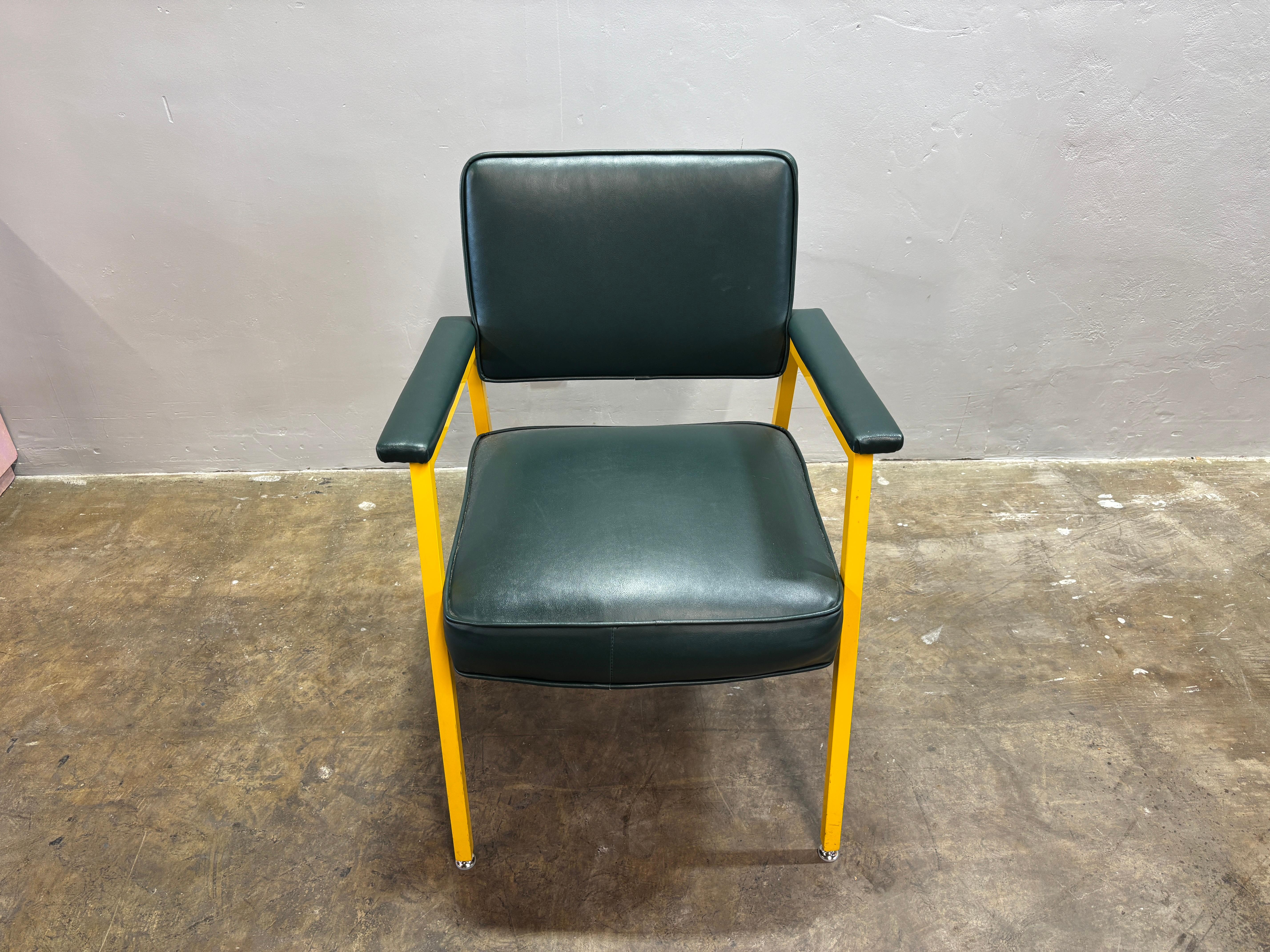 Mid-Century moderno Poltrona Steelcase degli anni '70, rifinita con i colori dei Greene & Greene Packers in vendita