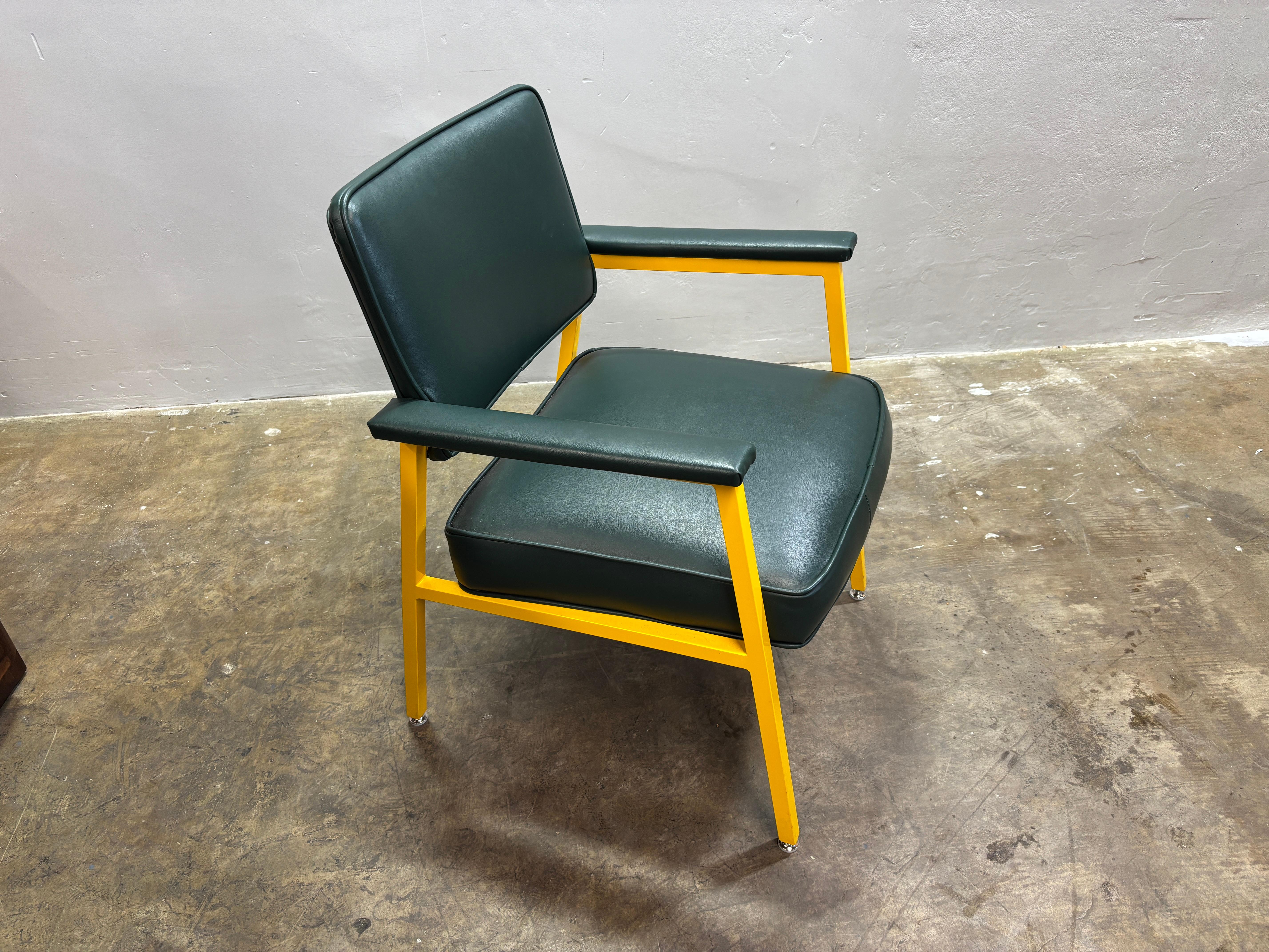 Americano Poltrona Steelcase degli anni '70, rifinita con i colori dei Greene & Greene Packers in vendita