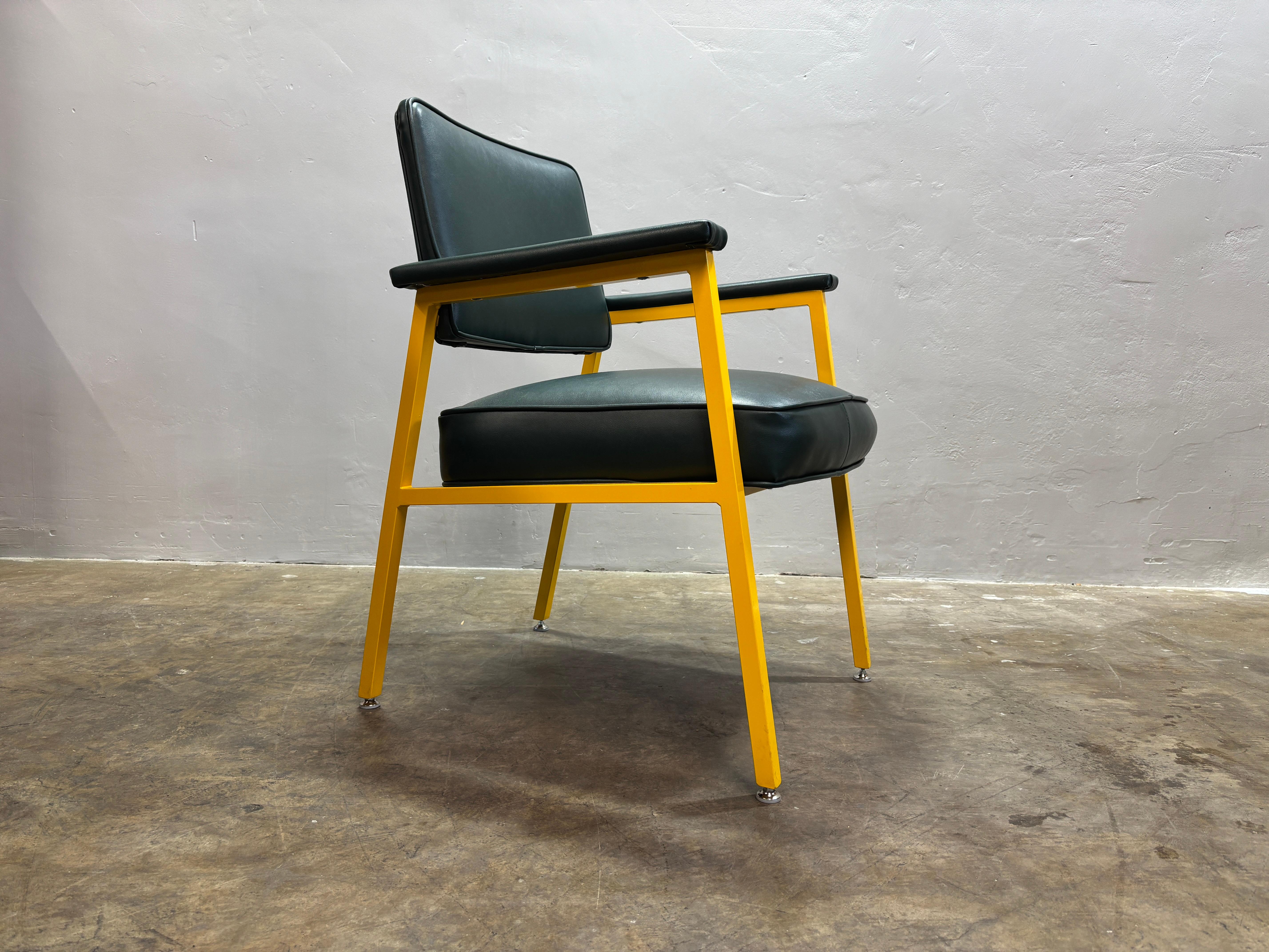 Poltrona Steelcase degli anni '70, rifinita con i colori dei Greene & Greene Packers In condizioni ottime in vendita a Alhambra, CA