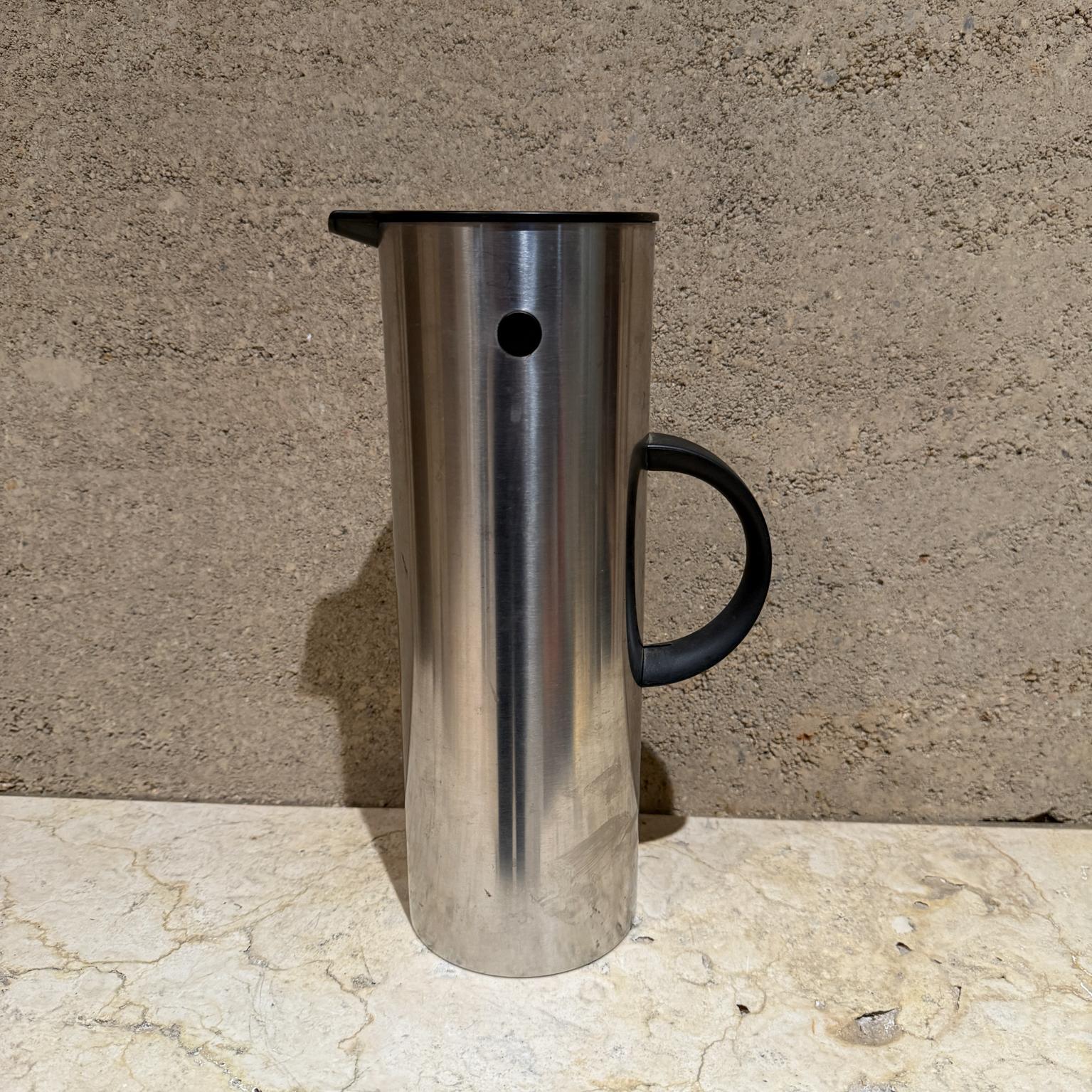 Danish Stainless Pitcher Carafe Stelton Scandinavian design
Denmark Erik Magnussen EM
11.75 h x 4.25 diameter x 7.5 d
Original vintage
Refer to listed images