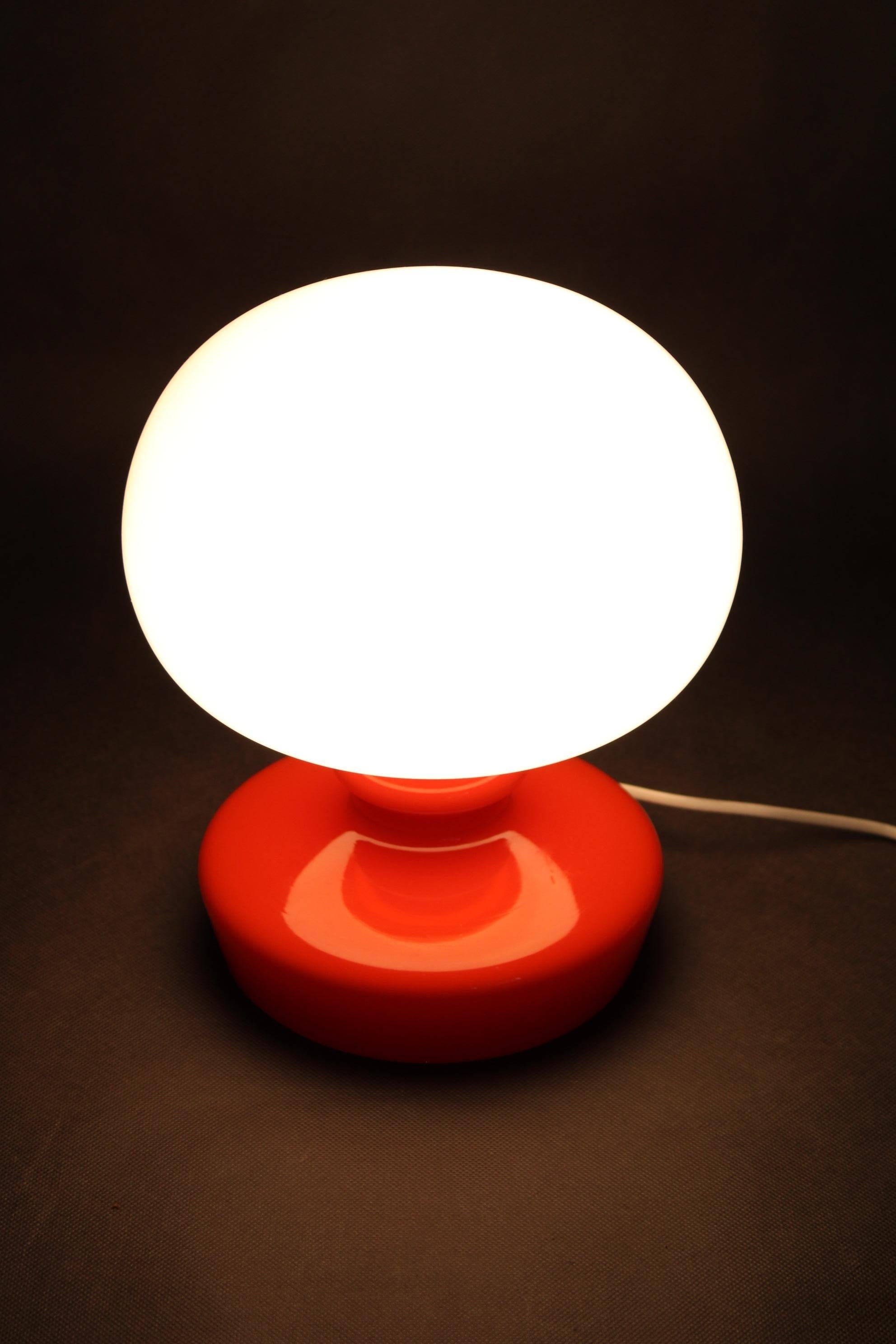 Lampe de table champignon en verre opalin Stepan Tabery des années 1970, Tchécoslovaquie en vente 3