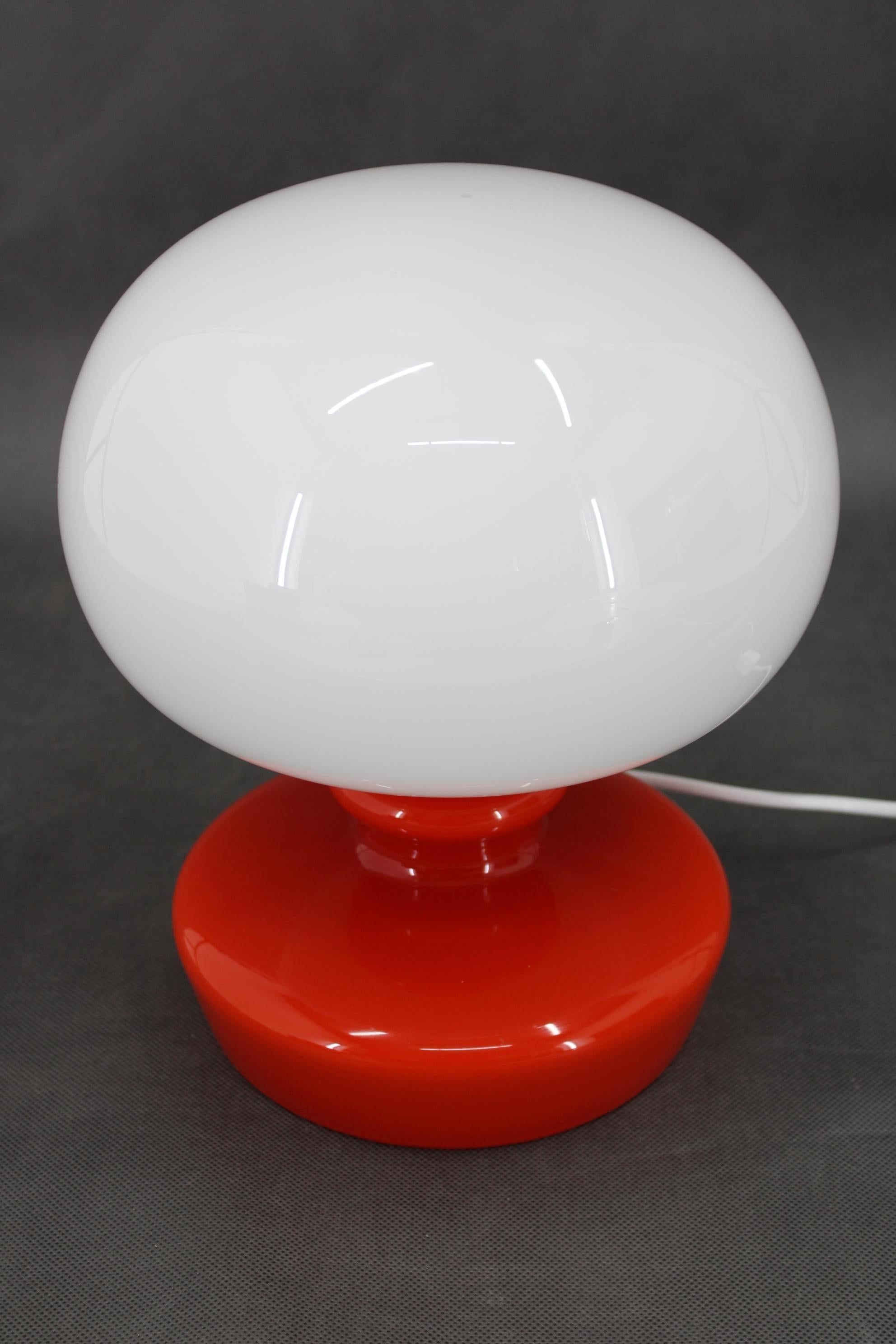 Mid-Century Modern Lampe de table champignon en verre opalin Stepan Tabery des années 1970, Tchécoslovaquie en vente