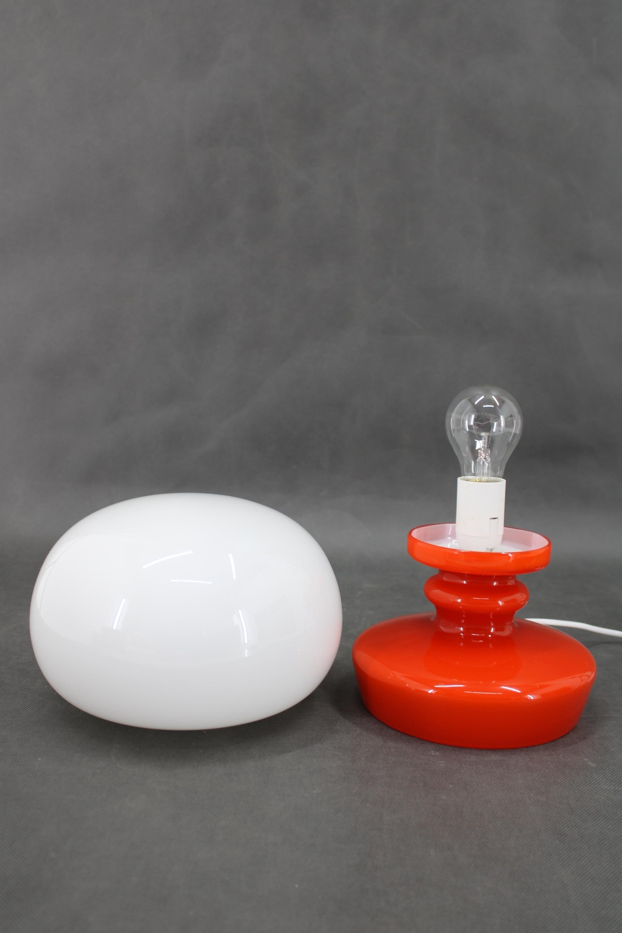 Tchèque Lampe de table champignon en verre opalin Stepan Tabery des années 1970, Tchécoslovaquie en vente