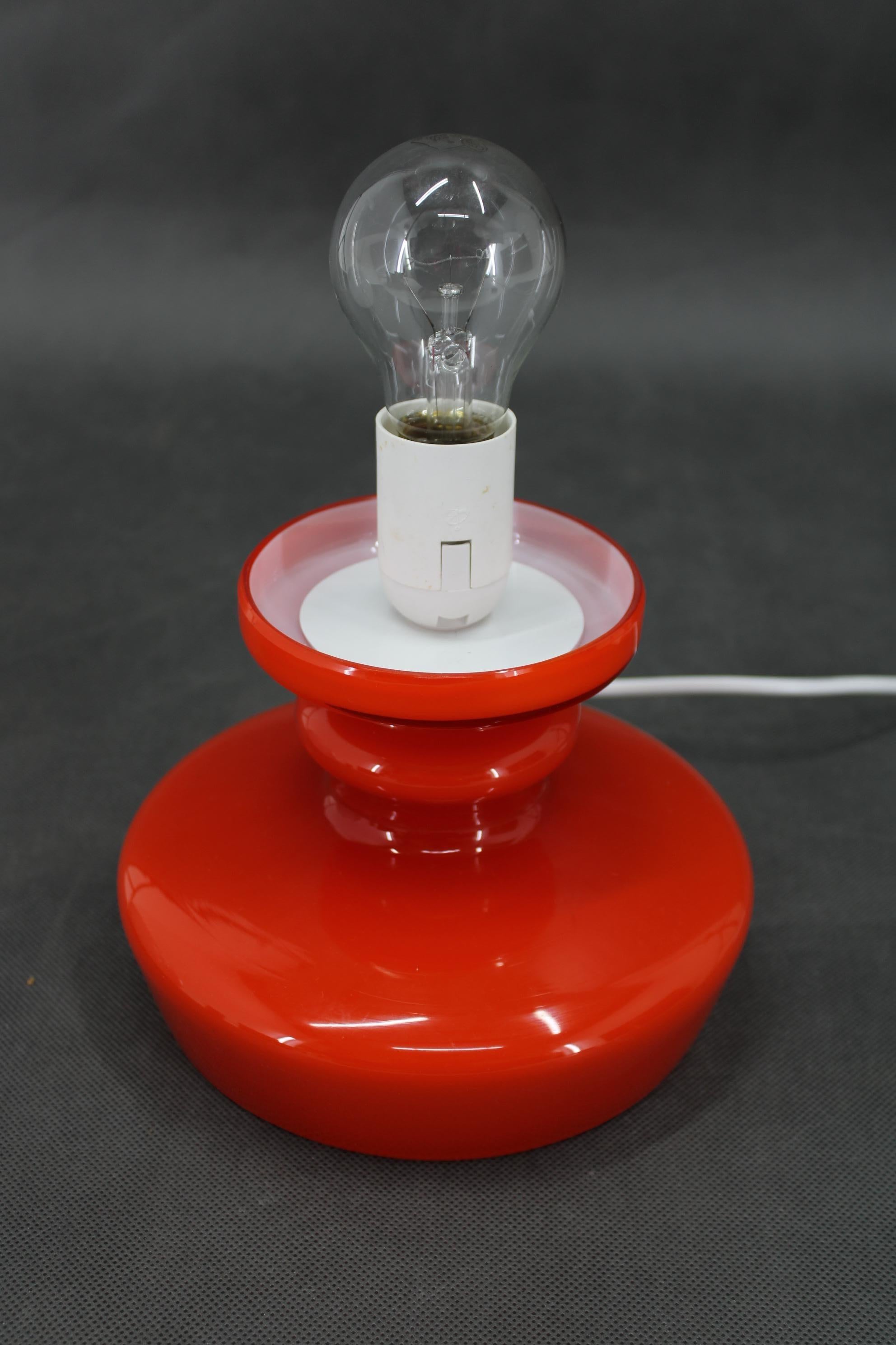 Lampe de table champignon en verre opalin Stepan Tabery des années 1970, Tchécoslovaquie Bon état - En vente à Praha, CZ