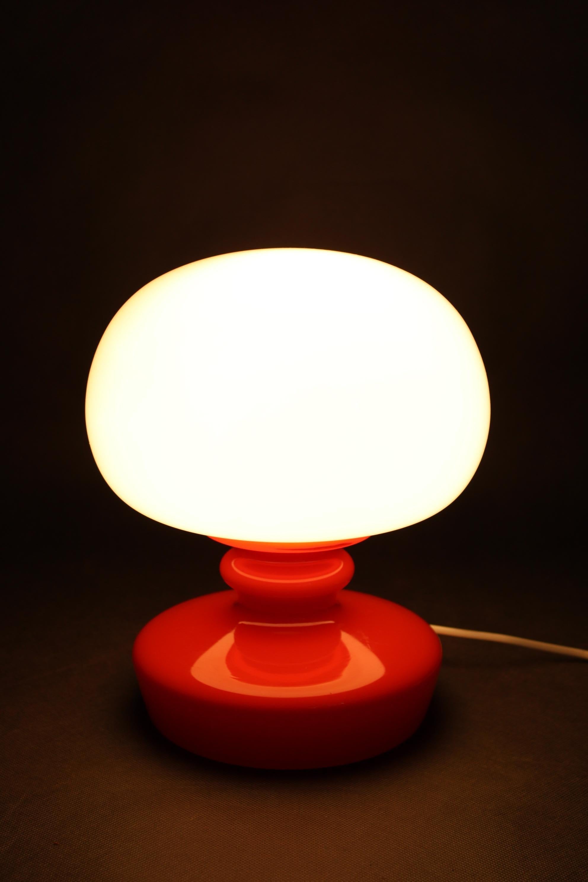 Lampe de table champignon en verre opalin Stepan Tabery des années 1970, Tchécoslovaquie en vente 1