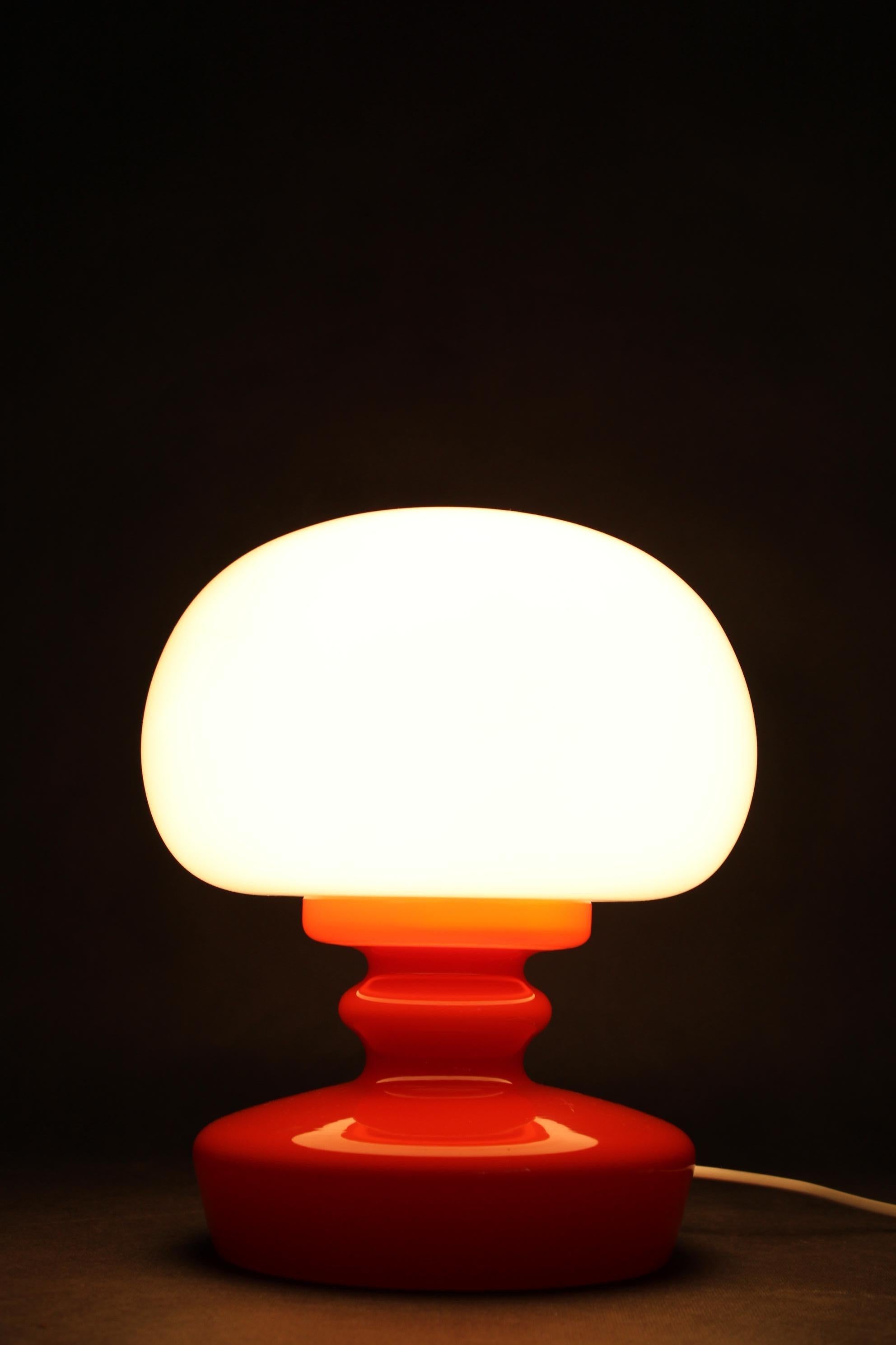 Lampe de table champignon en verre opalin Stepan Tabery des années 1970, Tchécoslovaquie en vente 2