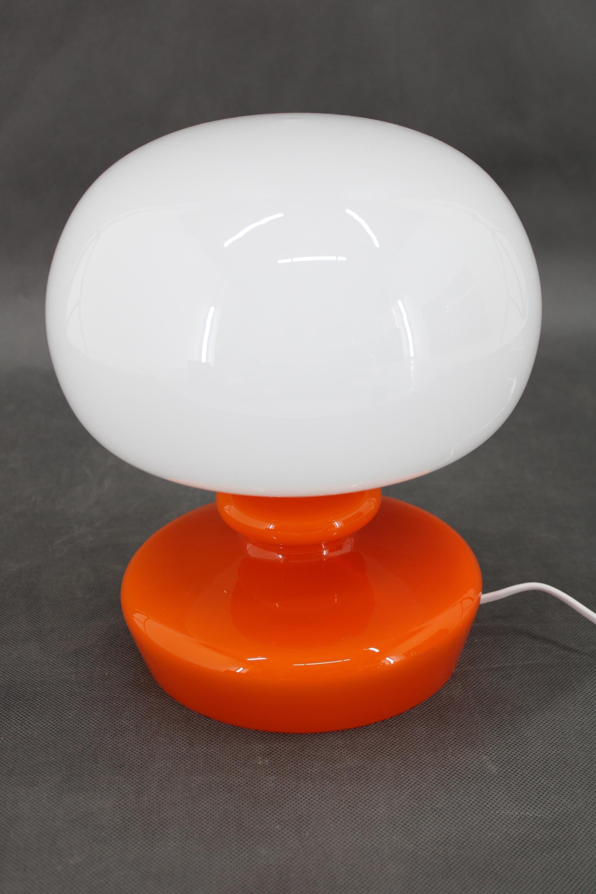 1970er Stepan Tabery Opalglas  Tischlampe, Tschechoslowakei (Moderne der Mitte des Jahrhunderts) im Angebot