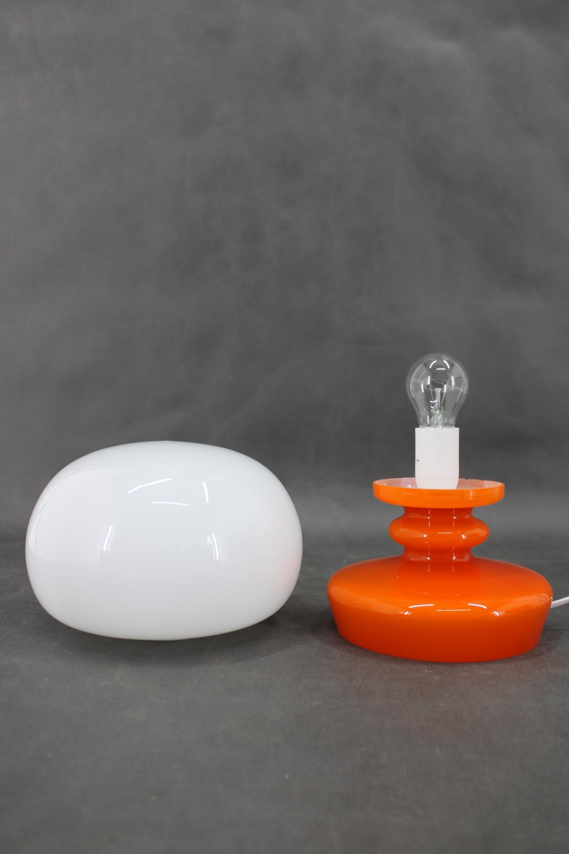 1970er Stepan Tabery Opalglas  Tischlampe, Tschechoslowakei (Tschechisch) im Angebot
