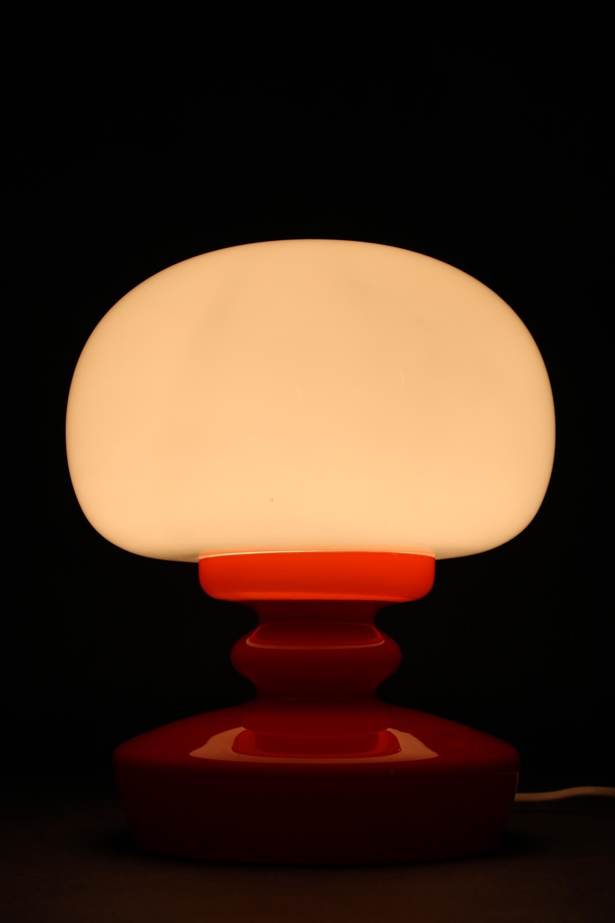 1970er Stepan Tabery Opalglas-Tischlampe, Tschechoslowakei (Tschechisch) im Angebot