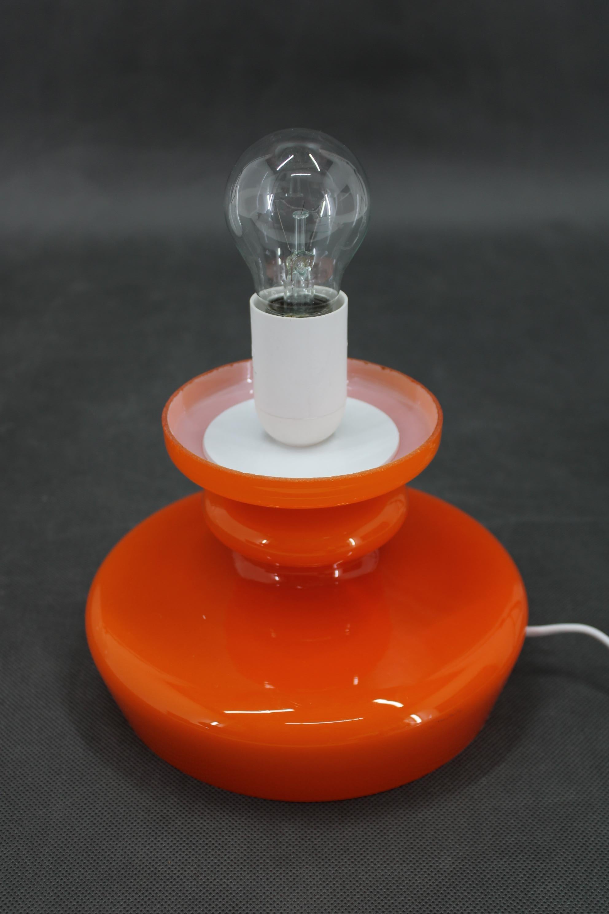1970er Stepan Tabery Opalglas  Tischlampe, Tschechoslowakei im Zustand „Gut“ im Angebot in Praha, CZ