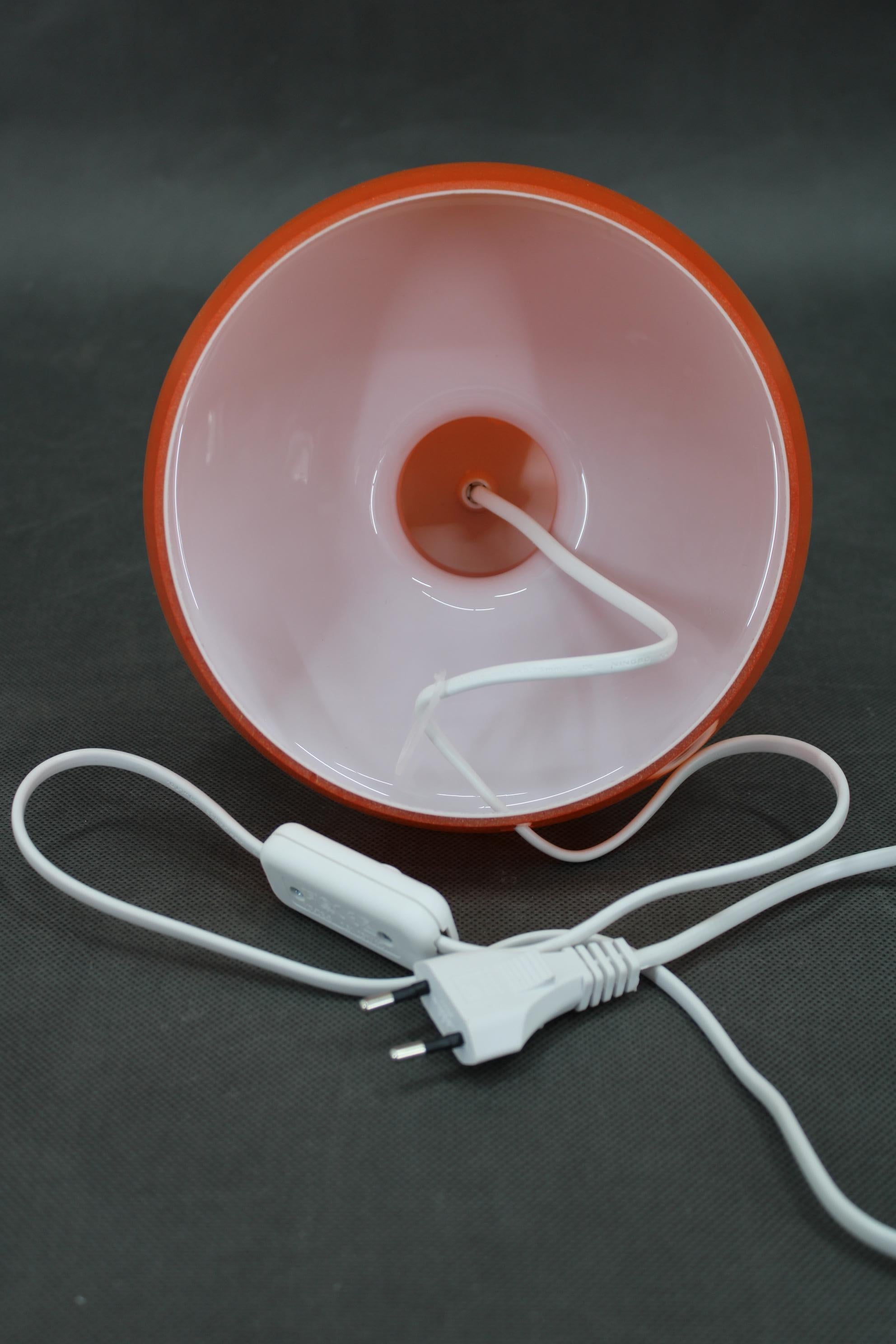 1970er Stepan Tabery Opalglas  Tischlampe, Tschechoslowakei (Ende des 20. Jahrhunderts) im Angebot