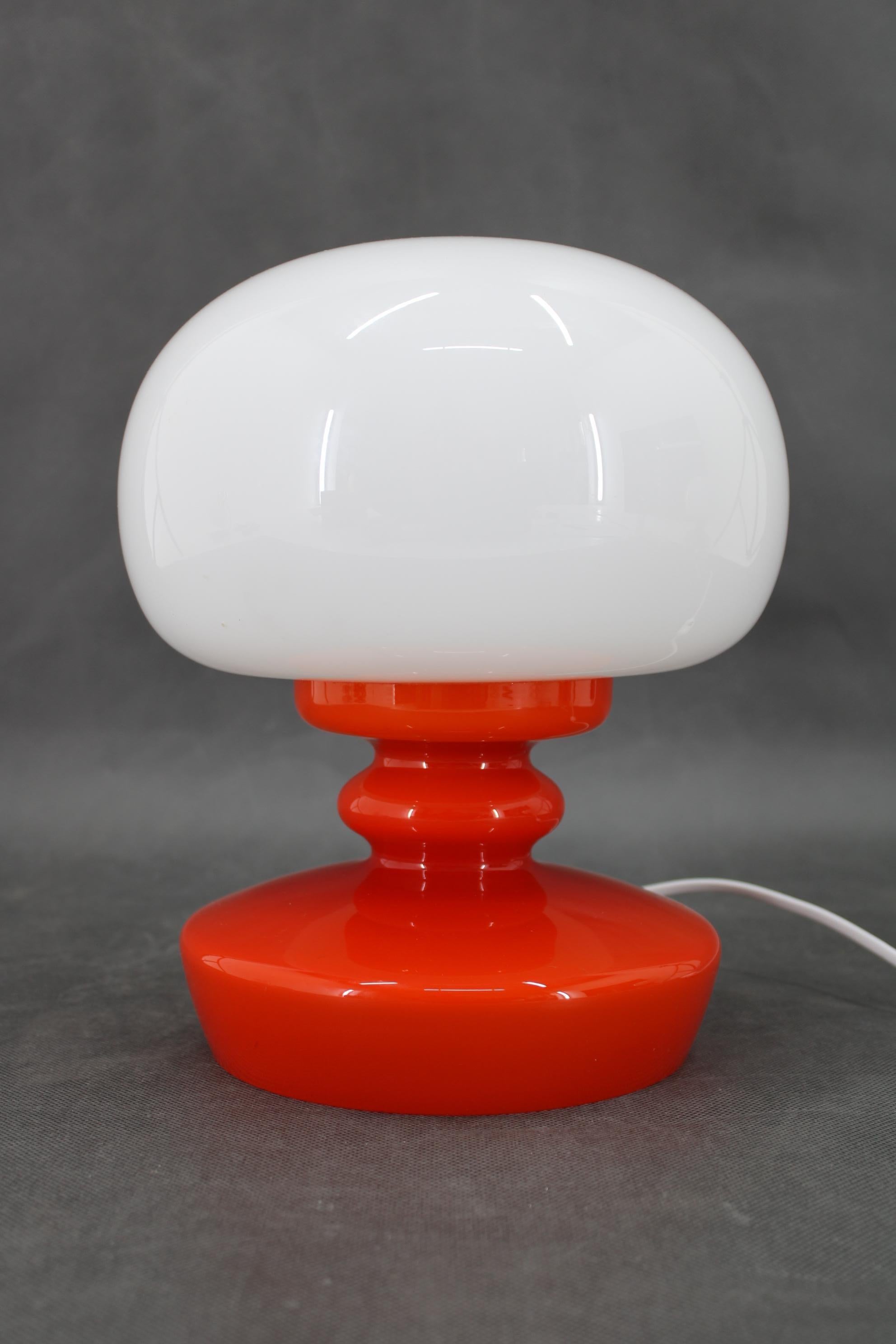 1970er Stepan Tabery Opalglas-Tischlampe, Tschechoslowakei (Ende des 20. Jahrhunderts) im Angebot