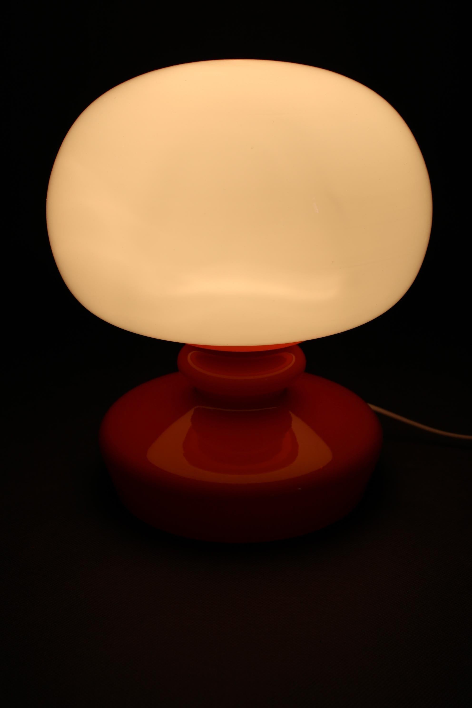 1970er Stepan Tabery Opalglas  Tischlampe, Tschechoslowakei (Glas) im Angebot