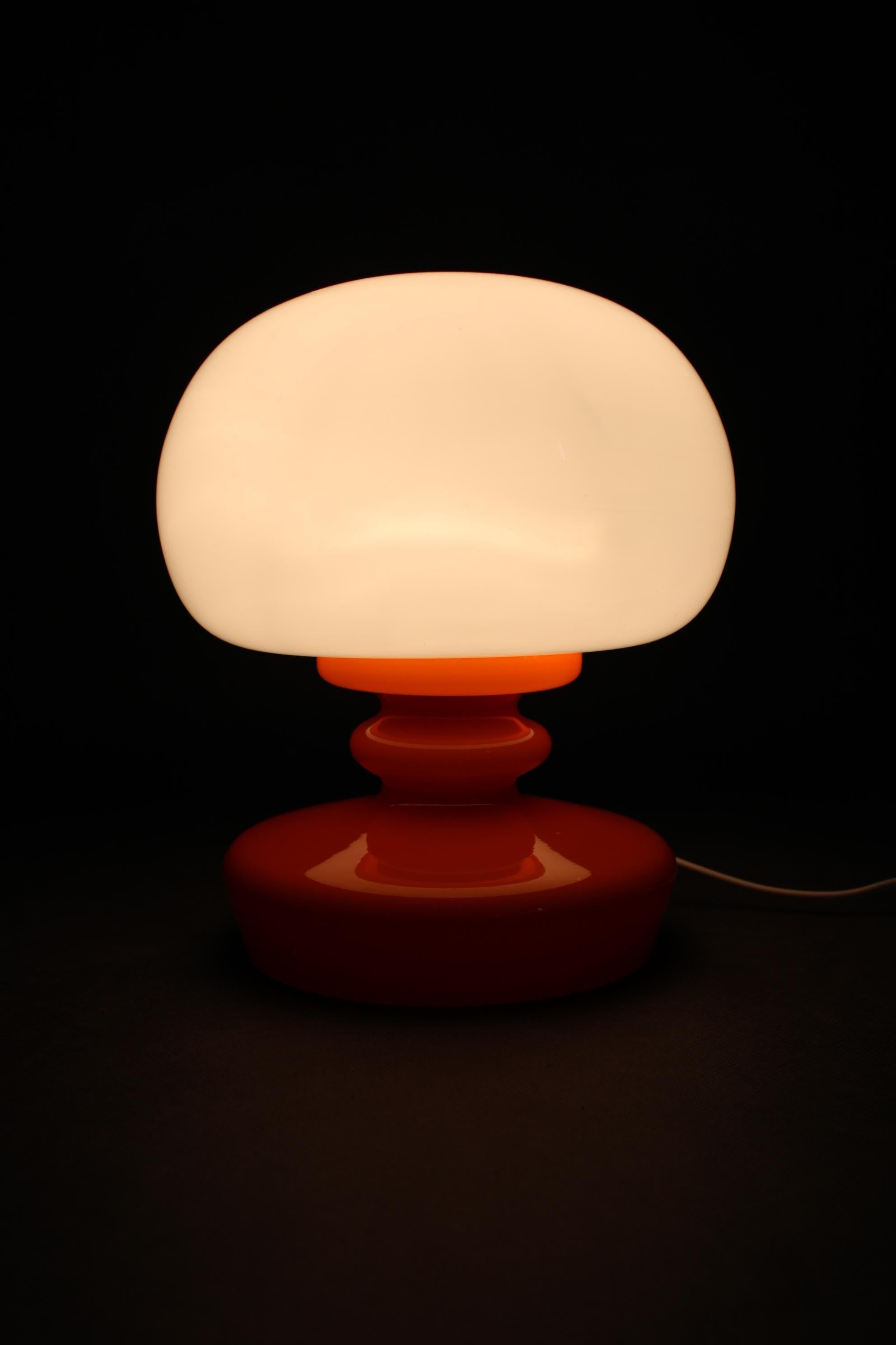 1970er Stepan Tabery Opalglas  Tischlampe, Tschechoslowakei im Angebot 1