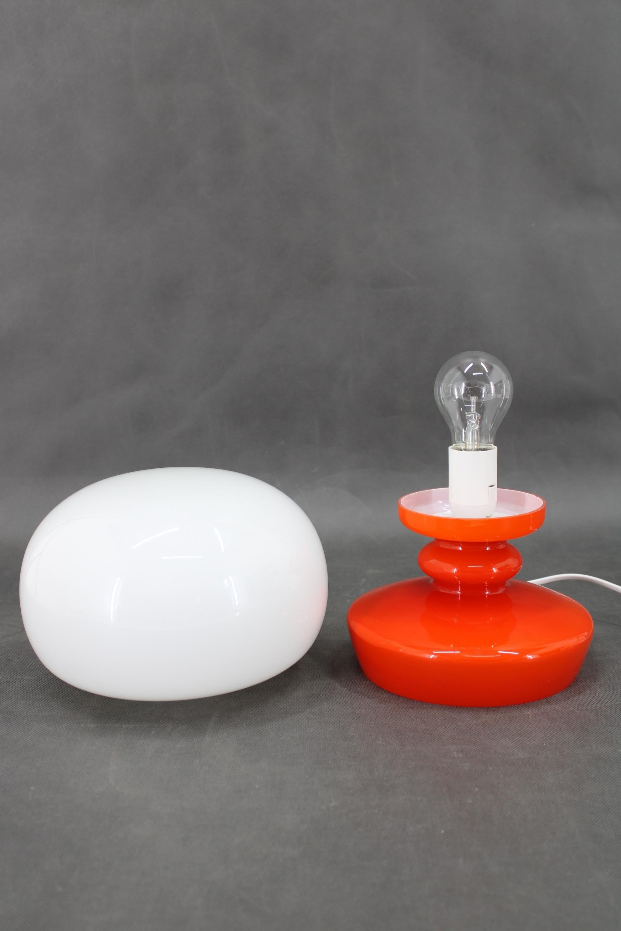 1970er Stepan Tabery Opalglas-Tischlampe, Tschechoslowakei im Angebot 1