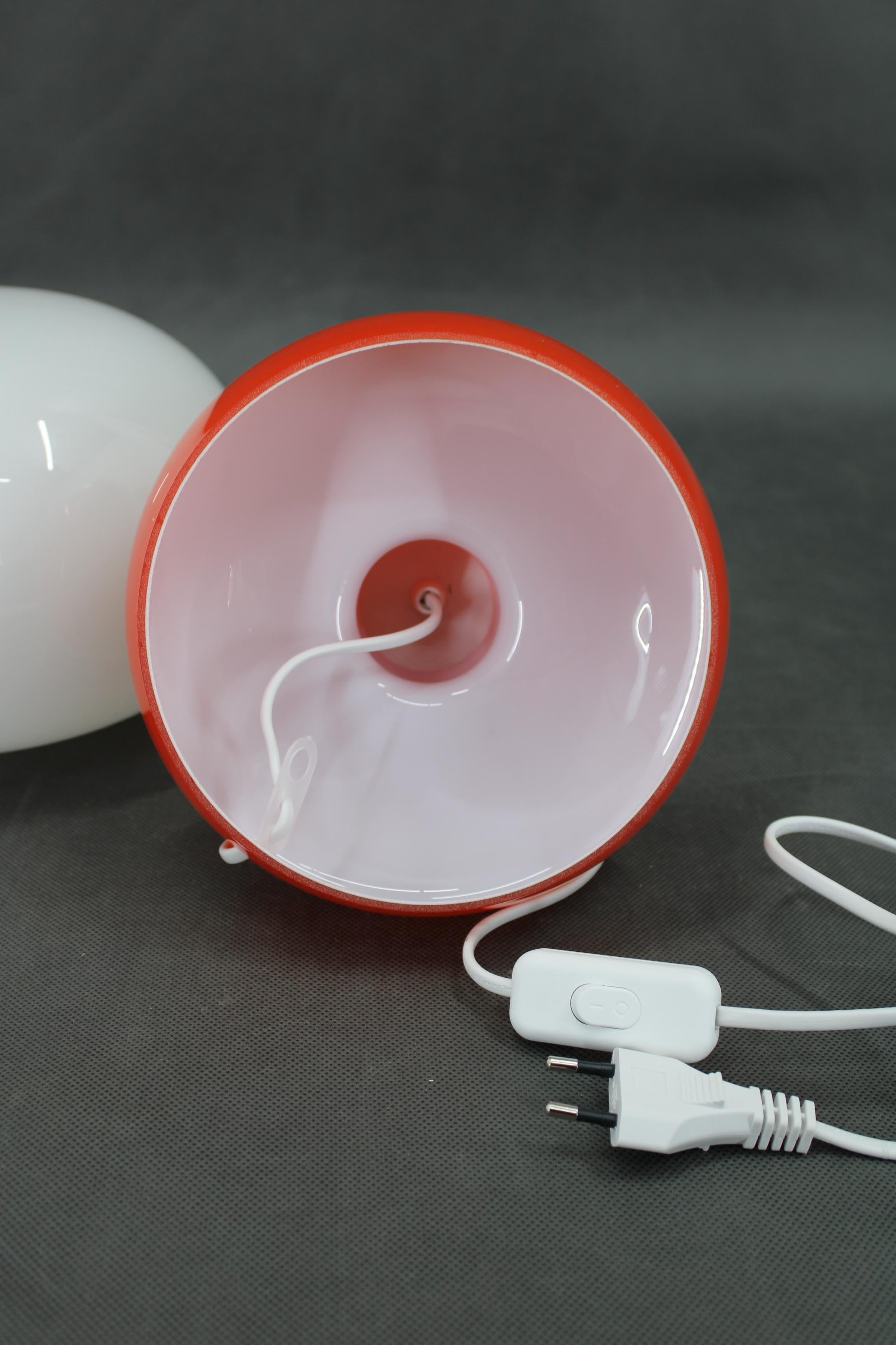 1970er Stepan Tabery Opalglas-Tischlampe, Tschechoslowakei im Angebot 2