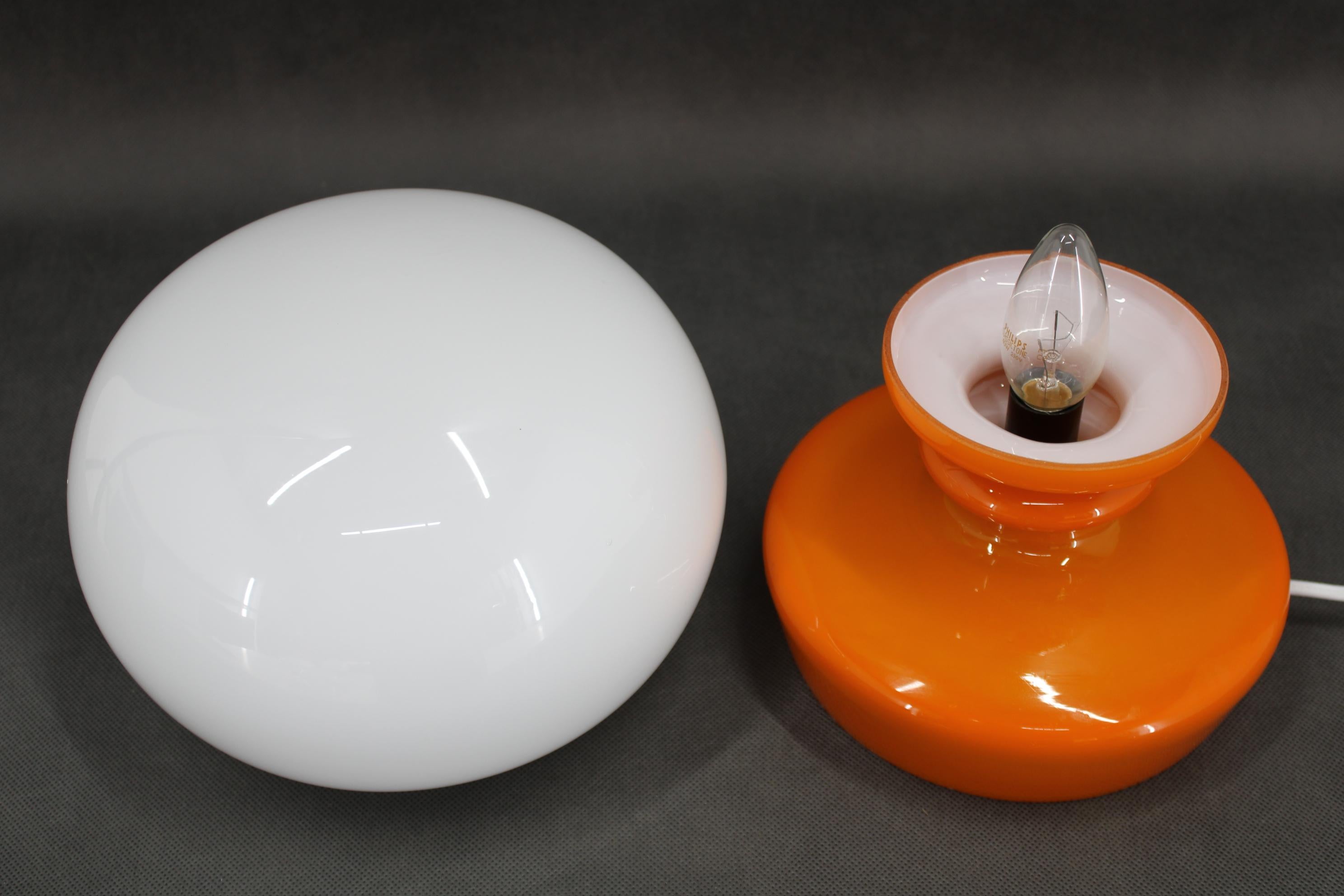 Stepan Tabery, Pilz-Tischlampe aus orangefarbenem Glas, Tschechoslowakei, 1970er Jahre (Moderne der Mitte des Jahrhunderts) im Angebot