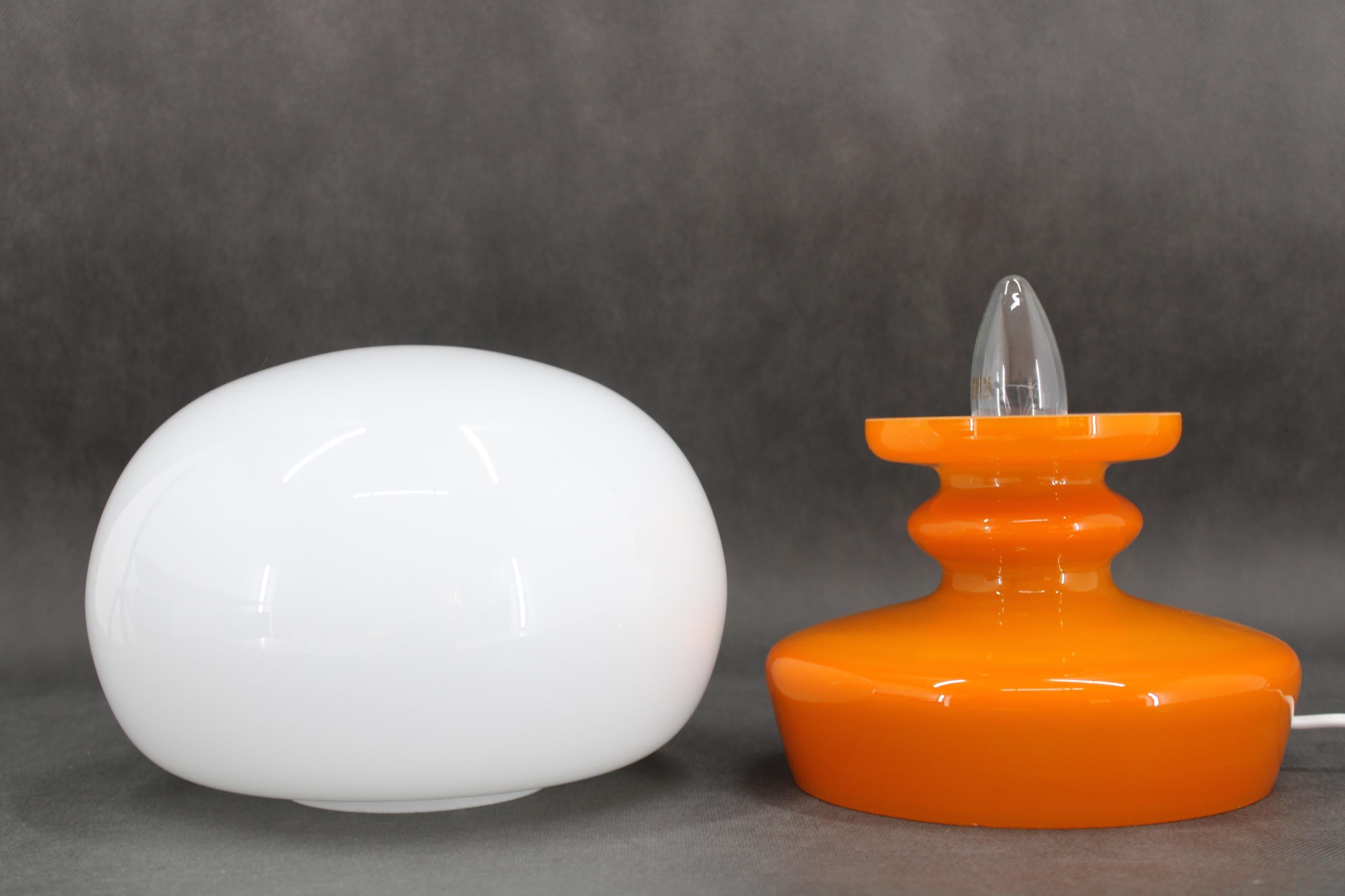 Stepan Tabery, Pilz-Tischlampe aus orangefarbenem Glas, Tschechoslowakei, 1970er Jahre (Tschechisch) im Angebot