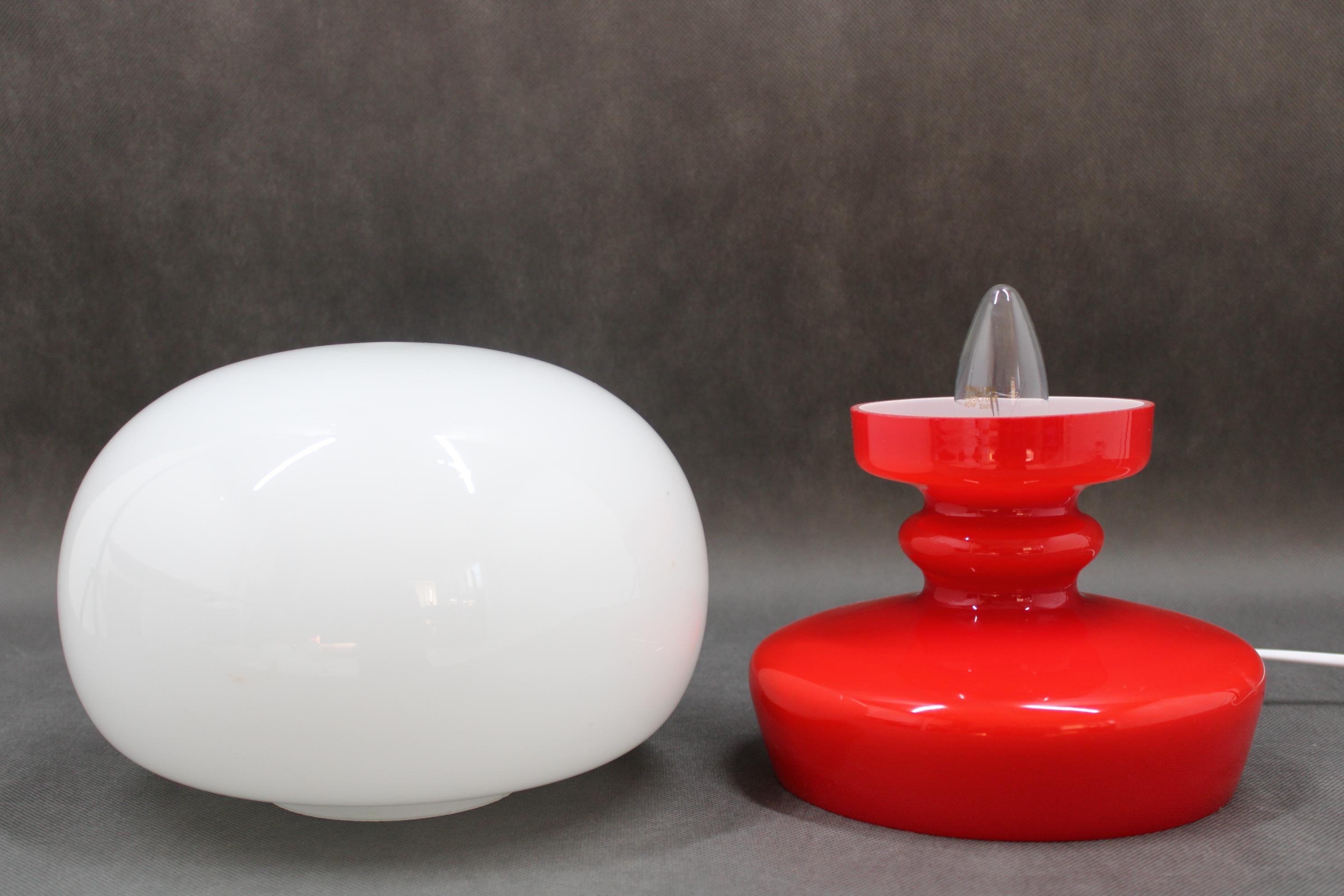 1970s Stepan Tabery Red Glass Mushroom Table Lamp, Czechoslovakia In Good Condition For Sale In Praha, CZ