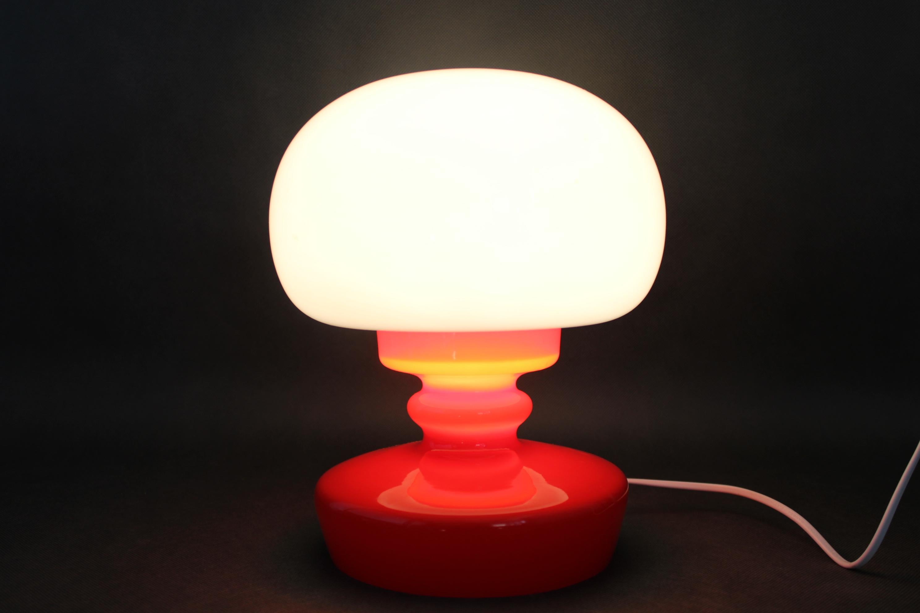 1970s Stepan Tabery Red Glass Mushroom Table Lamp, Czechoslovakia For Sale 2