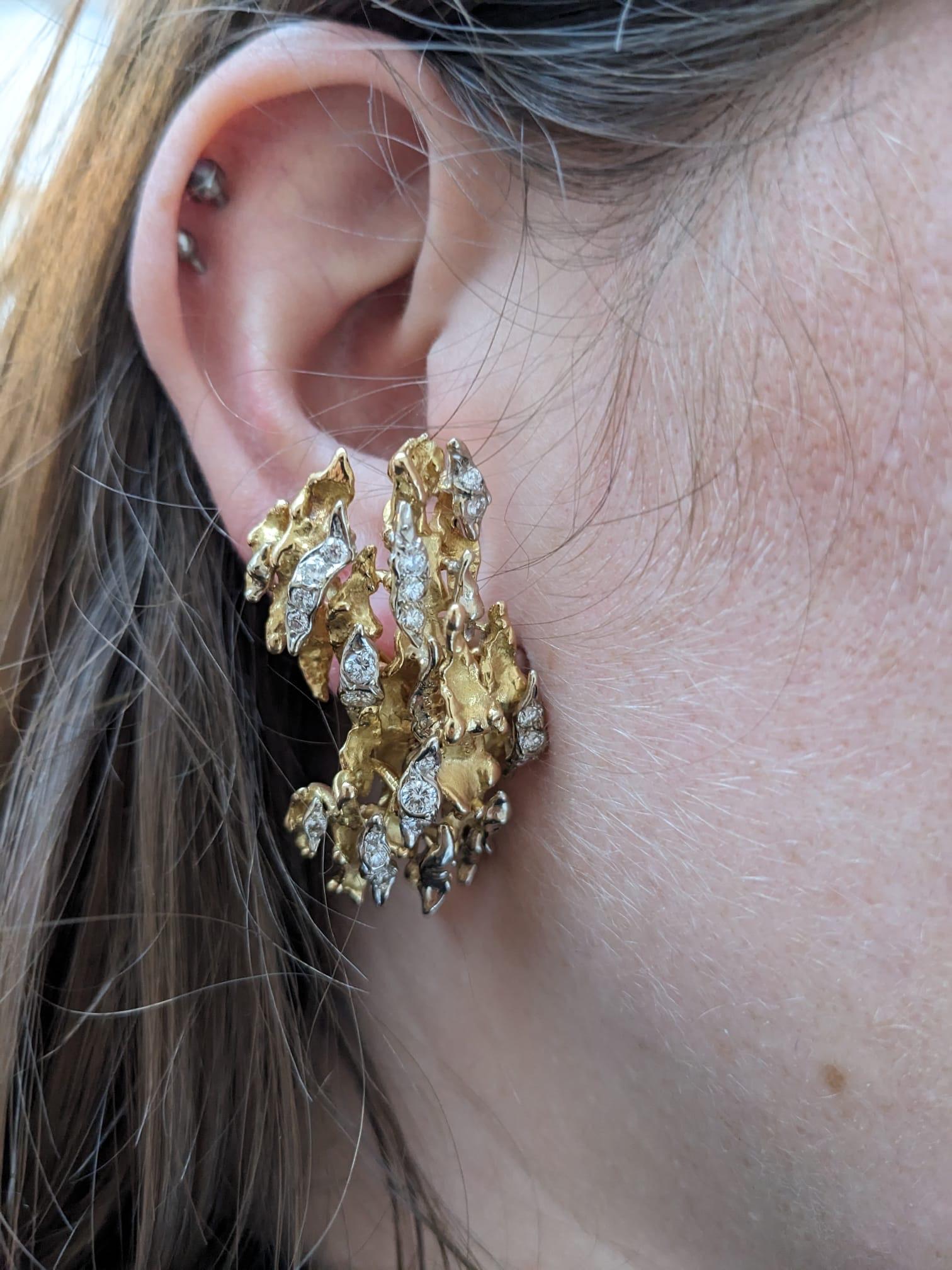Round Cut 1970s Sterlé Yellow and White Gold Wavy Earrings with Diamonds