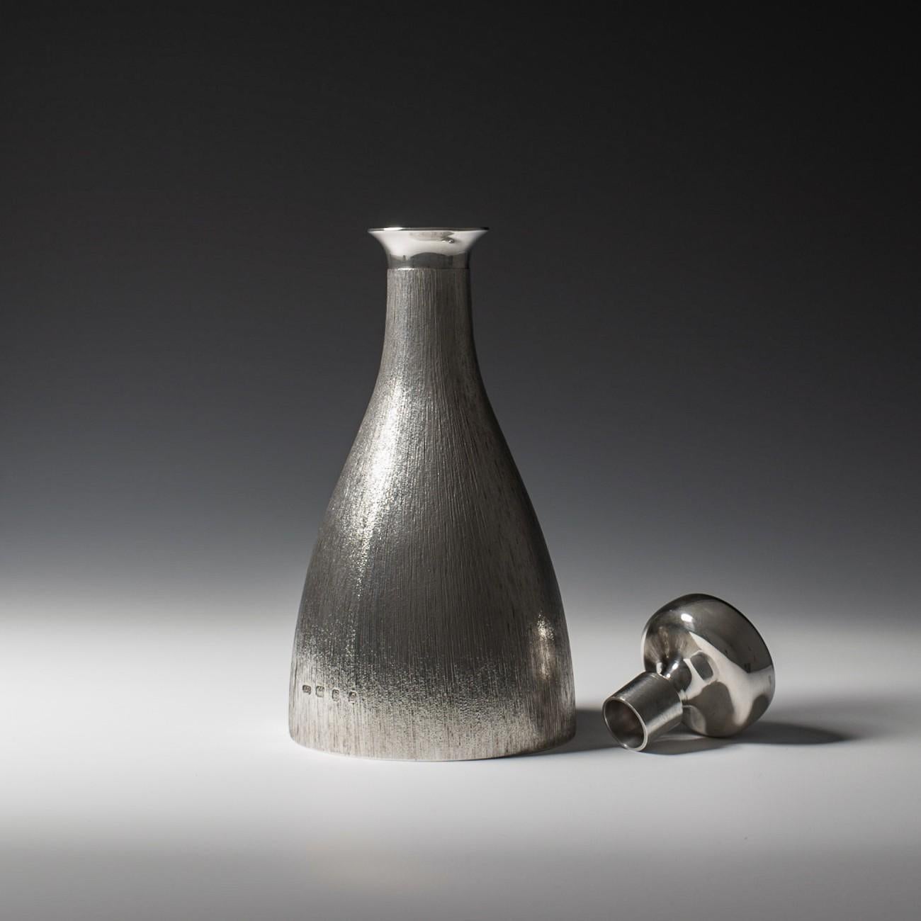 Une fabuleuse carafe à décanter en argent sterling 