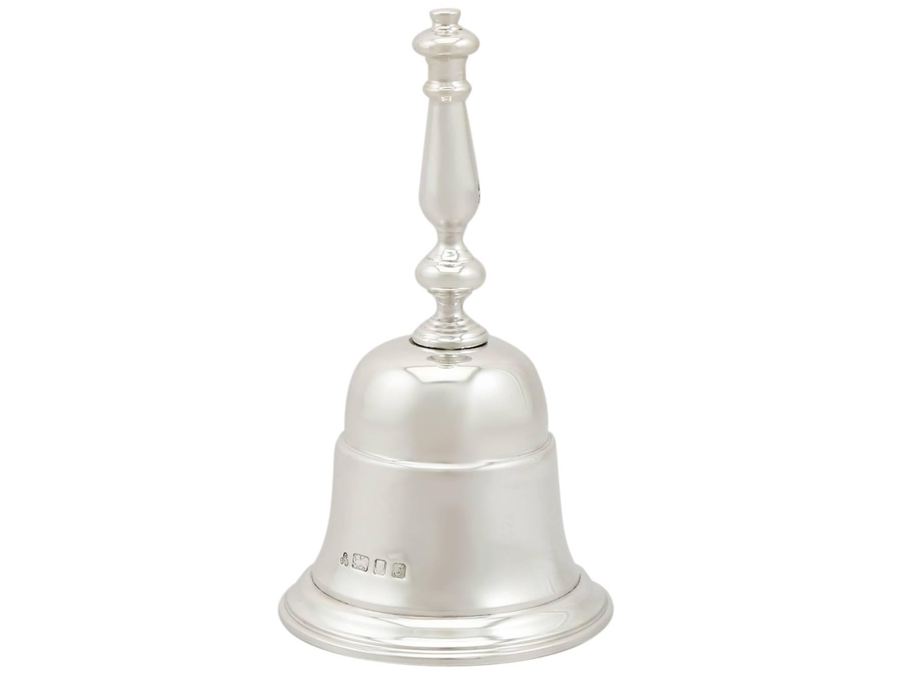 An exceptional, fine and impressive Vintage Elizabeth II sterling silver table bell; an addition to our range of ornamental silverware

This fine vintage Elizabeth II sterling silver table bell has a plain bell shaped form.

The surface of this