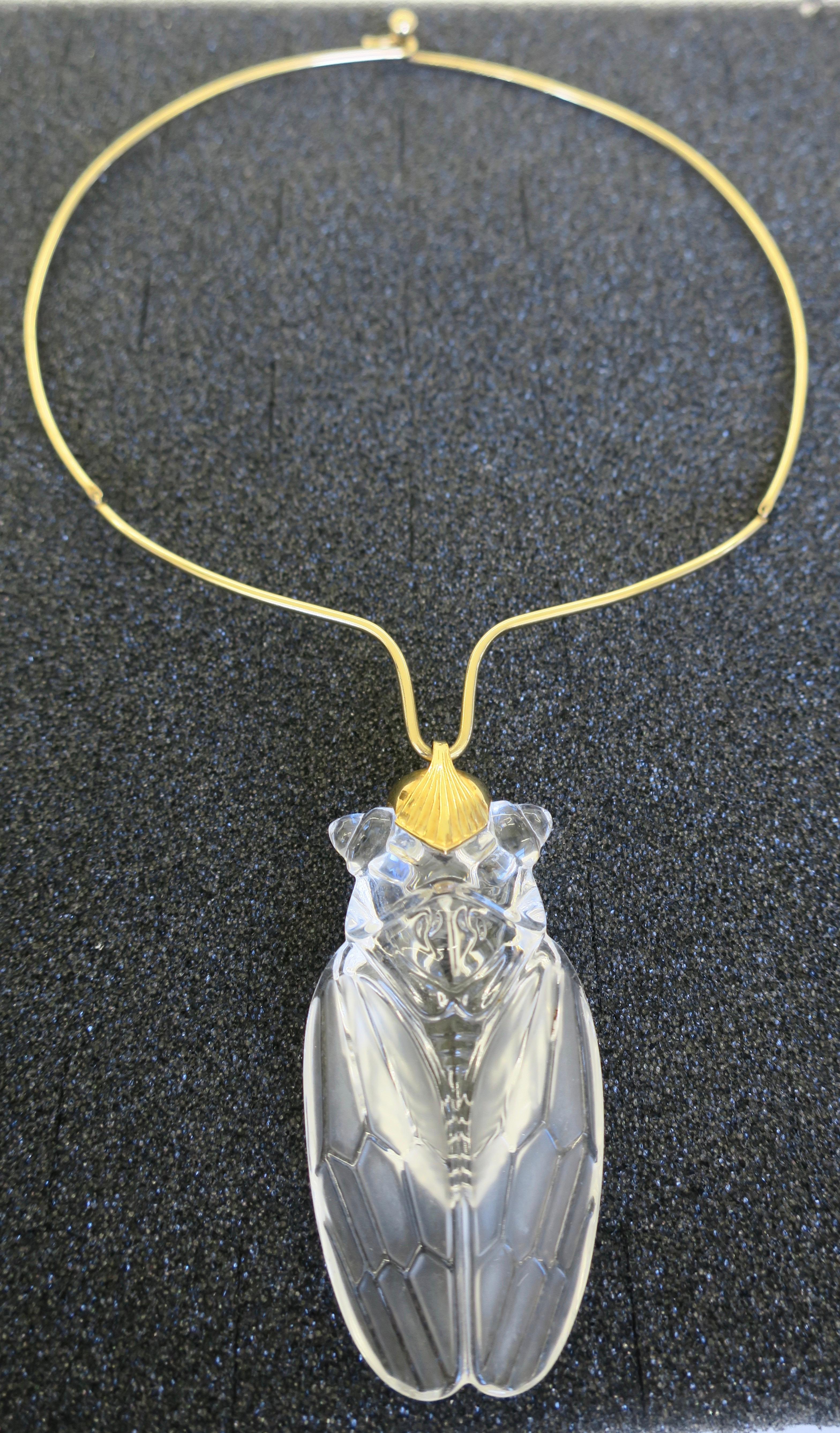 1970s Steuben Crystal Cicada and 18k Gold Choker Designed by Lloyd Atkins In Good Condition For Sale In Cincinnati, OH