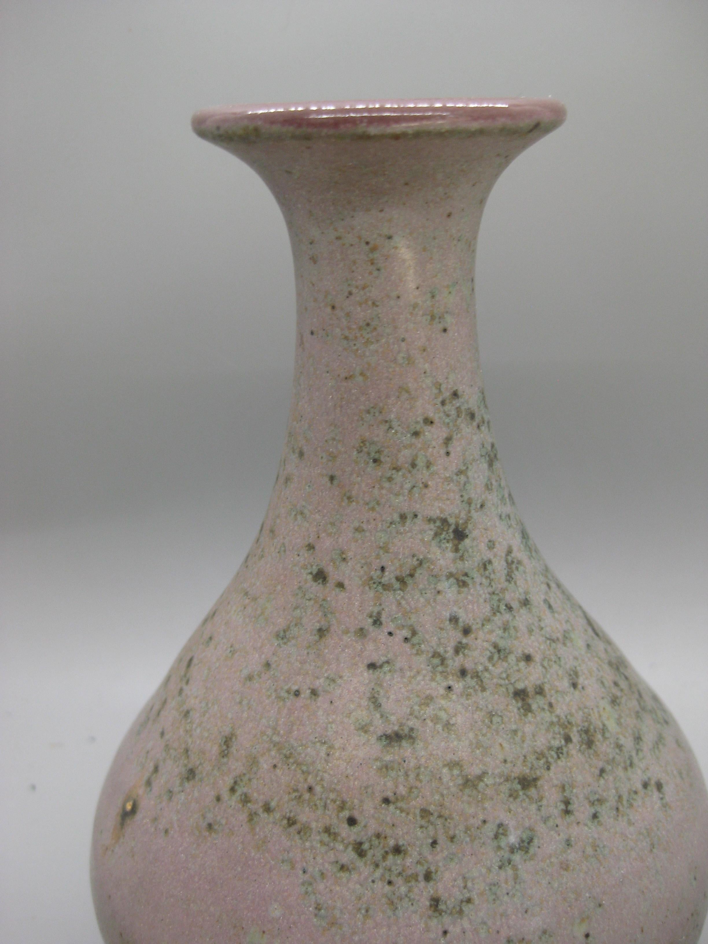 Splendido vaso in studio Pottery dell'artista di San Diego, California, Steve Dominguez.  Questo risale agli anni '70. Un design e una forma organica meravigliosi. La glassa è di colore viola. Firmato in basso dall'artista. In condizioni eccellenti